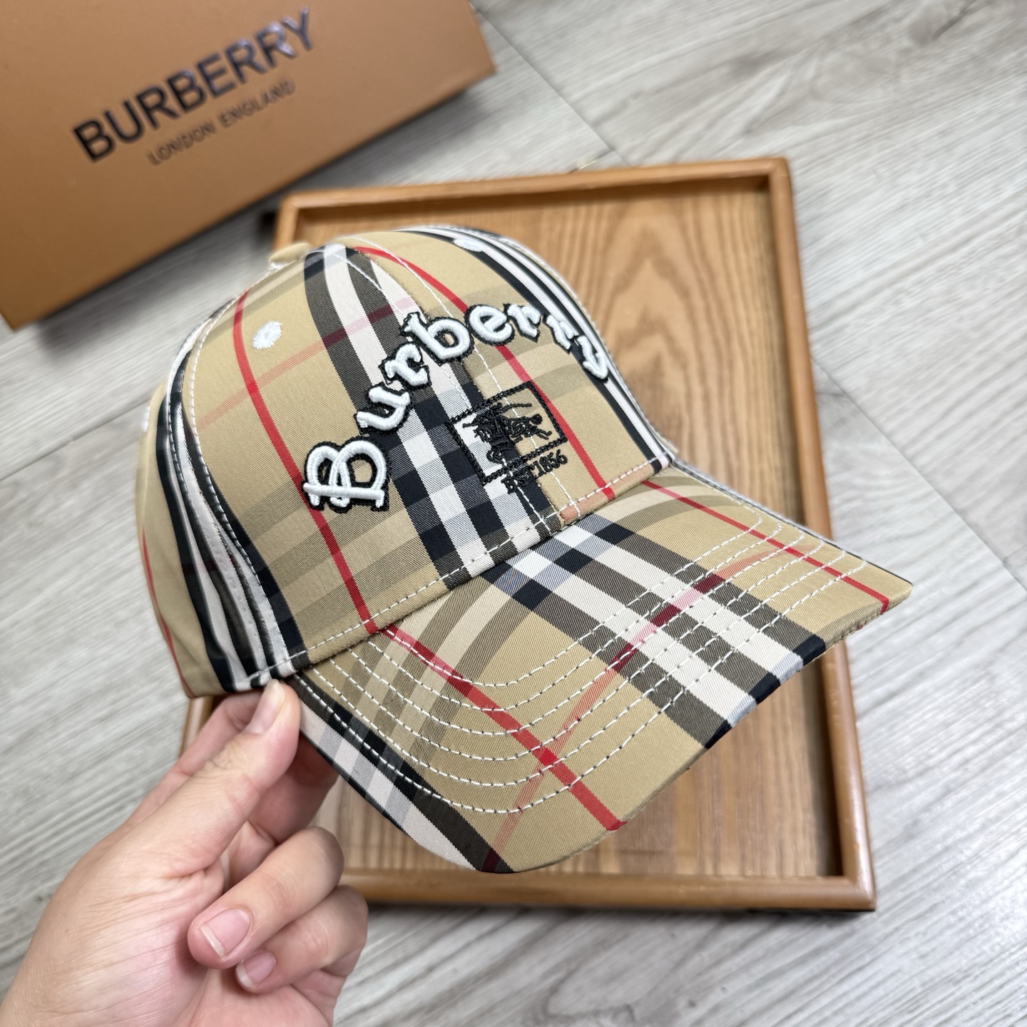 。B家。【配防尘袋】新品棒球帽！材质：纯棉！透气性好！春天挡风，夏天防晒必备单品！颜色大气！款式新颖别致
