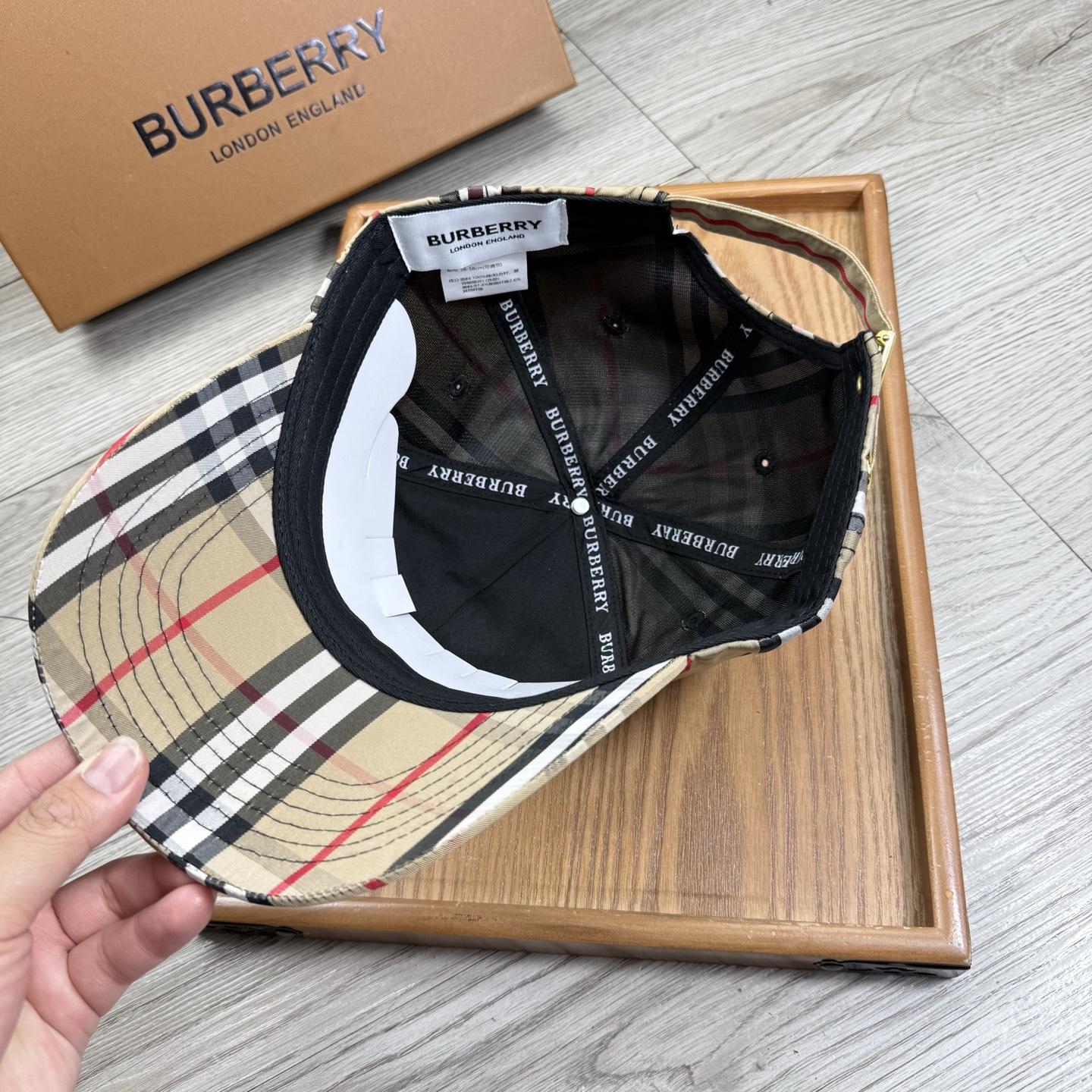 。B家。【配防尘袋】新品棒球帽！材质：纯棉！透气性好！春天挡风，夏天防晒必备单品！颜色大气！款式新颖别致