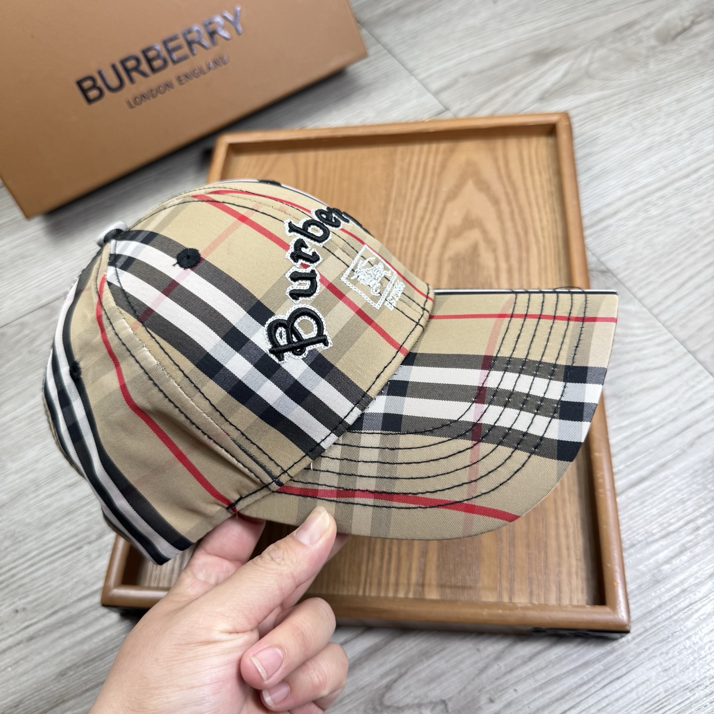 。B家。【配防尘袋】新品棒球帽！材质：纯棉！透气性好！春天挡风，夏天防晒必备单品！颜色大气！款式新颖别致