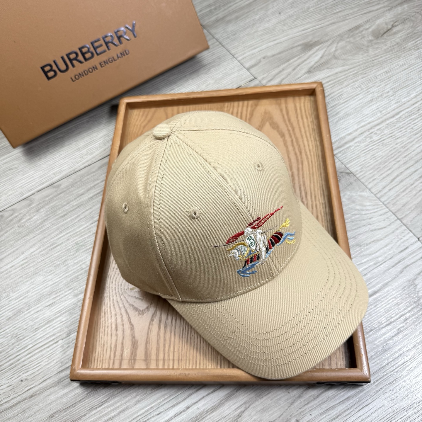 。B家。【配防尘袋】新品棒球帽！材质：纯棉！透气性好！春天挡风，夏天防晒必备单品！颜色大气！款式新颖别致