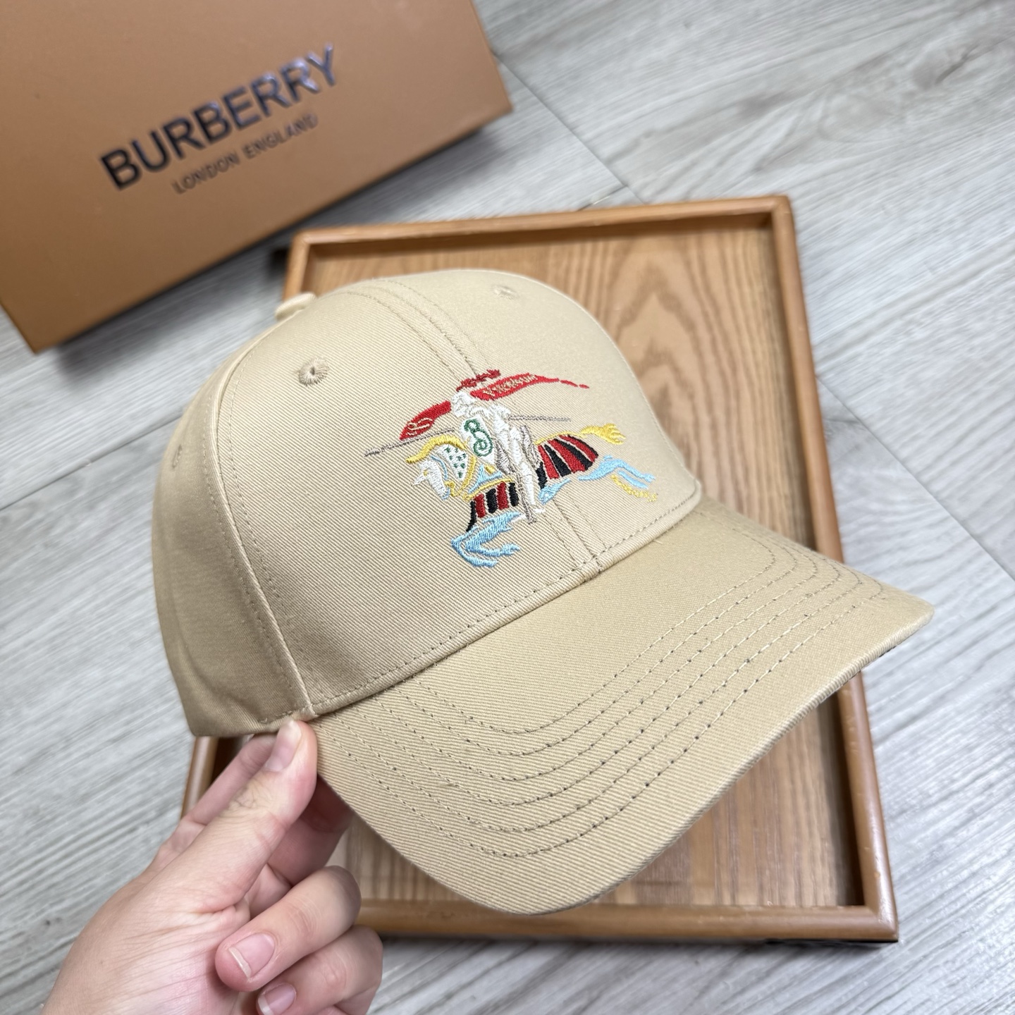 。B家。【配防尘袋】新品棒球帽！材质：纯棉！透气性好！春天挡风，夏天防晒必备单品！颜色大气！款式新颖别致
