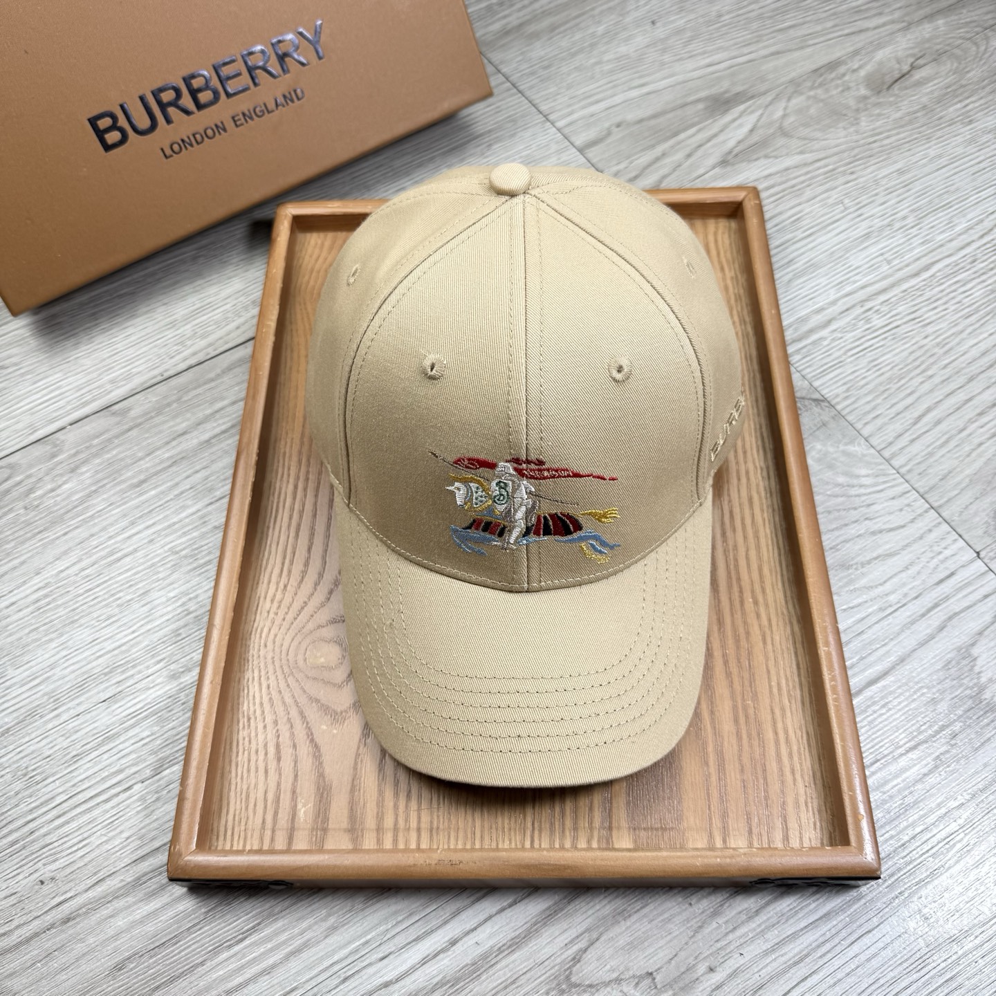 。B家。【配防尘袋】新品棒球帽！材质：纯棉！透气性好！春天挡风，夏天防晒必备单品！颜色大气！款式新颖别致