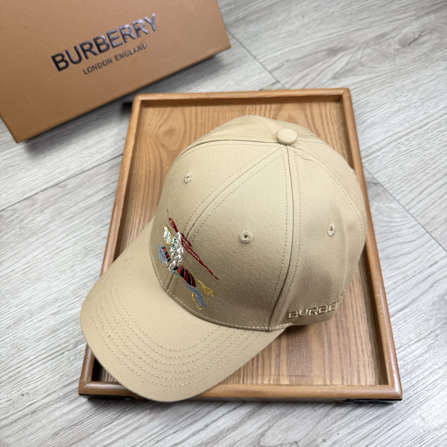 。B家。【配防尘袋】新品棒球帽！材质：纯棉！透气性好！春天挡风，夏天防晒必备单品！颜色大气！款式新颖别致