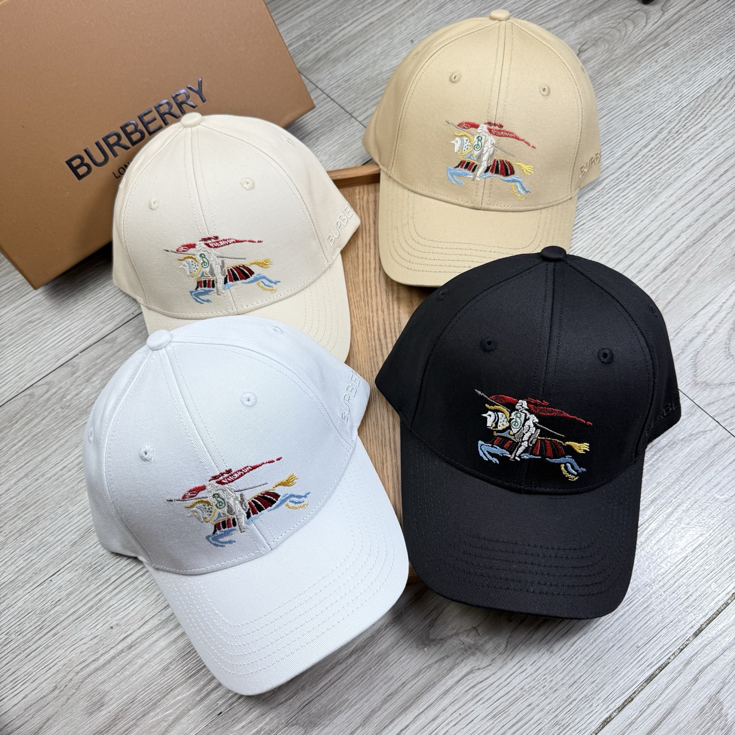 。B家。【配防尘袋】新品棒球帽！材质：纯棉！透气性好！春天挡风，夏天防晒必备单品！颜色大气！款式新颖别致