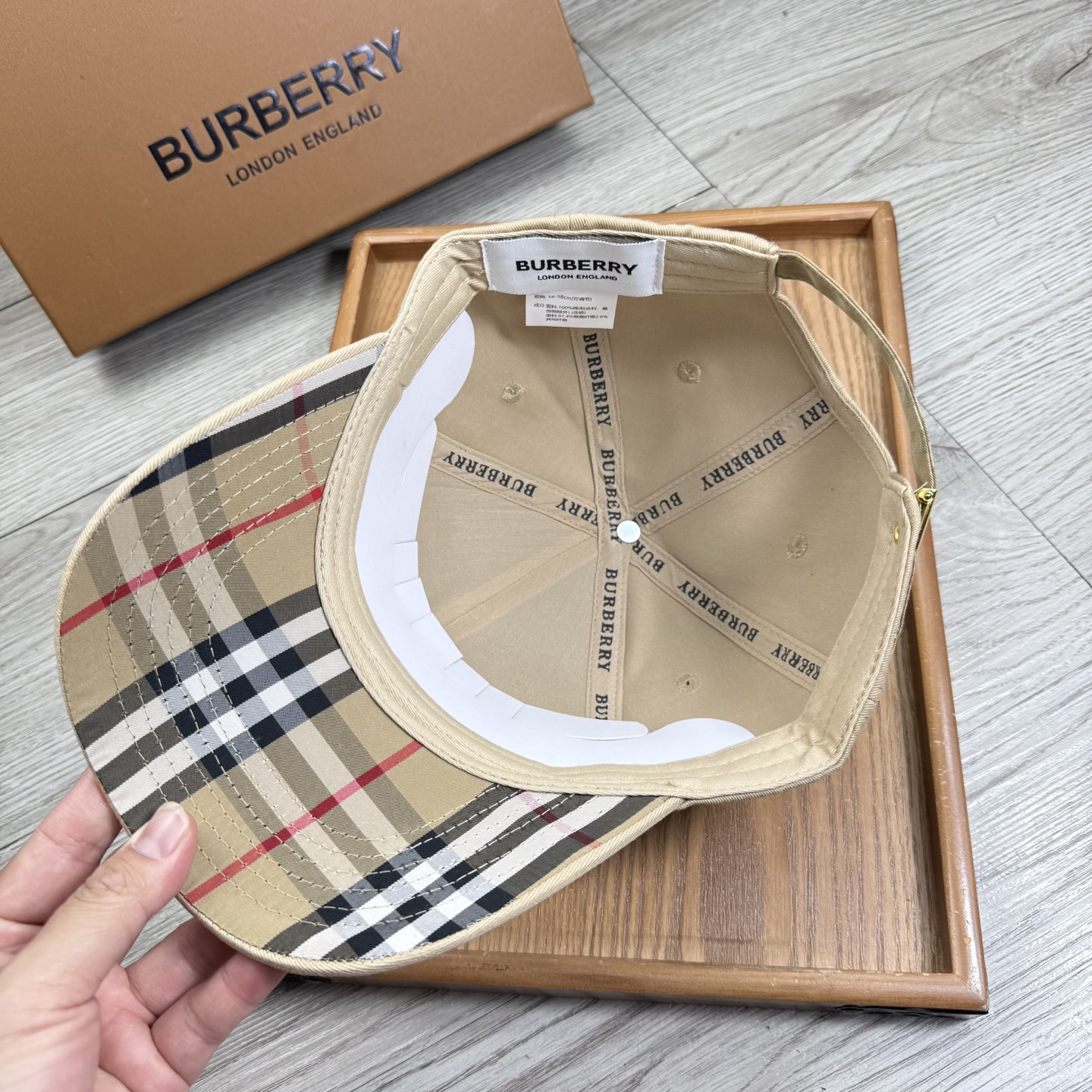 。B家。【配防尘袋】新品棒球帽！材质：纯棉！透气性好！春天挡风，夏天防晒必备单品！颜色大气！款式新颖别致