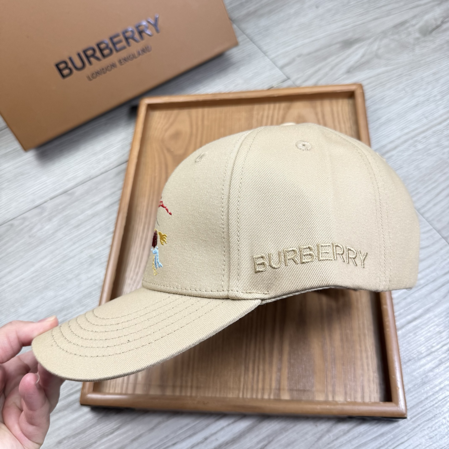 。B家。【配防尘袋】新品棒球帽！材质：纯棉！透气性好！春天挡风，夏天防晒必备单品！颜色大气！款式新颖别致