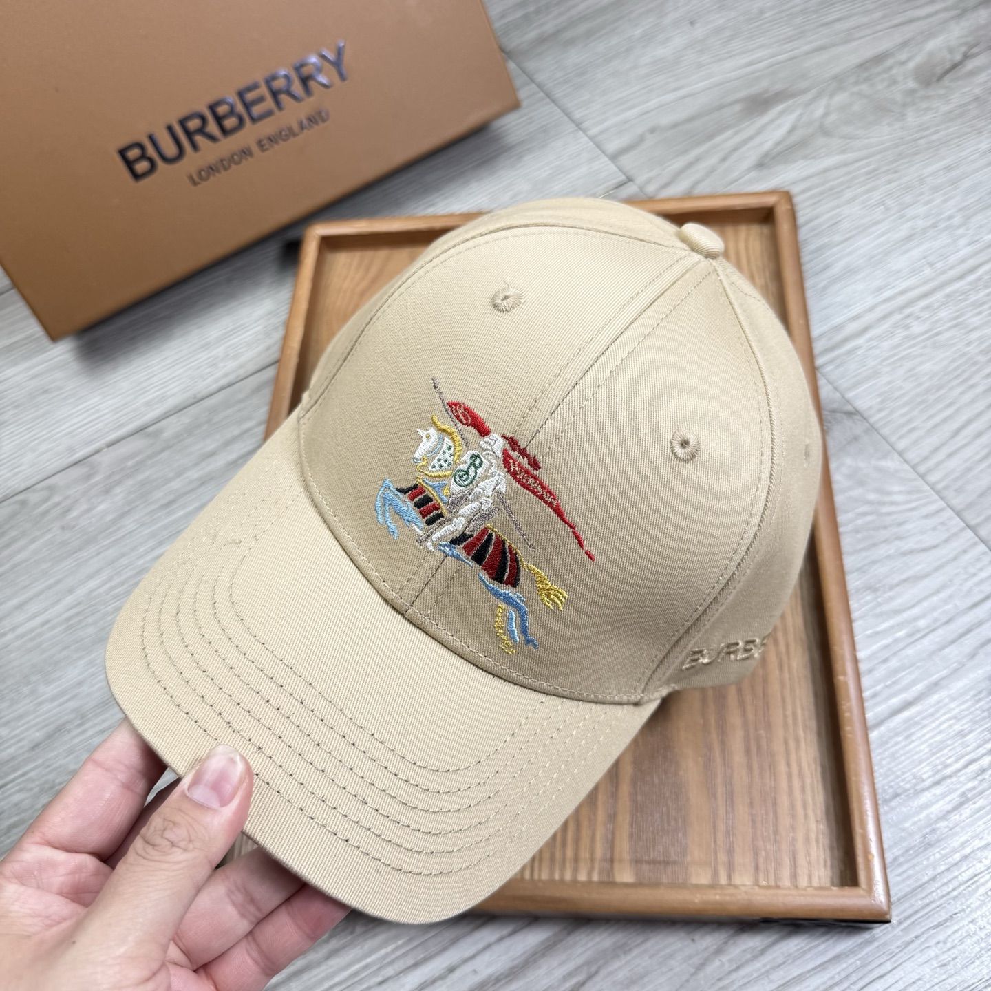 。B家。【配防尘袋】新品棒球帽！材质：纯棉！透气性好！春天挡风，夏天防晒必备单品！颜色大气！款式新颖别致
