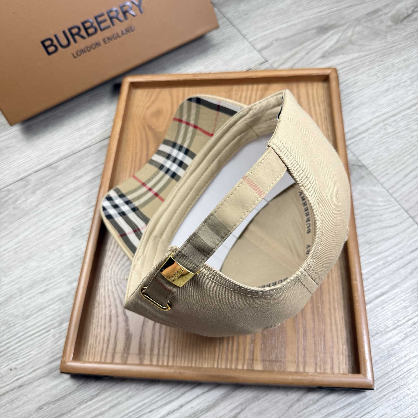 。B家。【配防尘袋】新品棒球帽！材质：纯棉！透气性好！春天挡风，夏天防晒必备单品！颜色大气！款式新颖别致