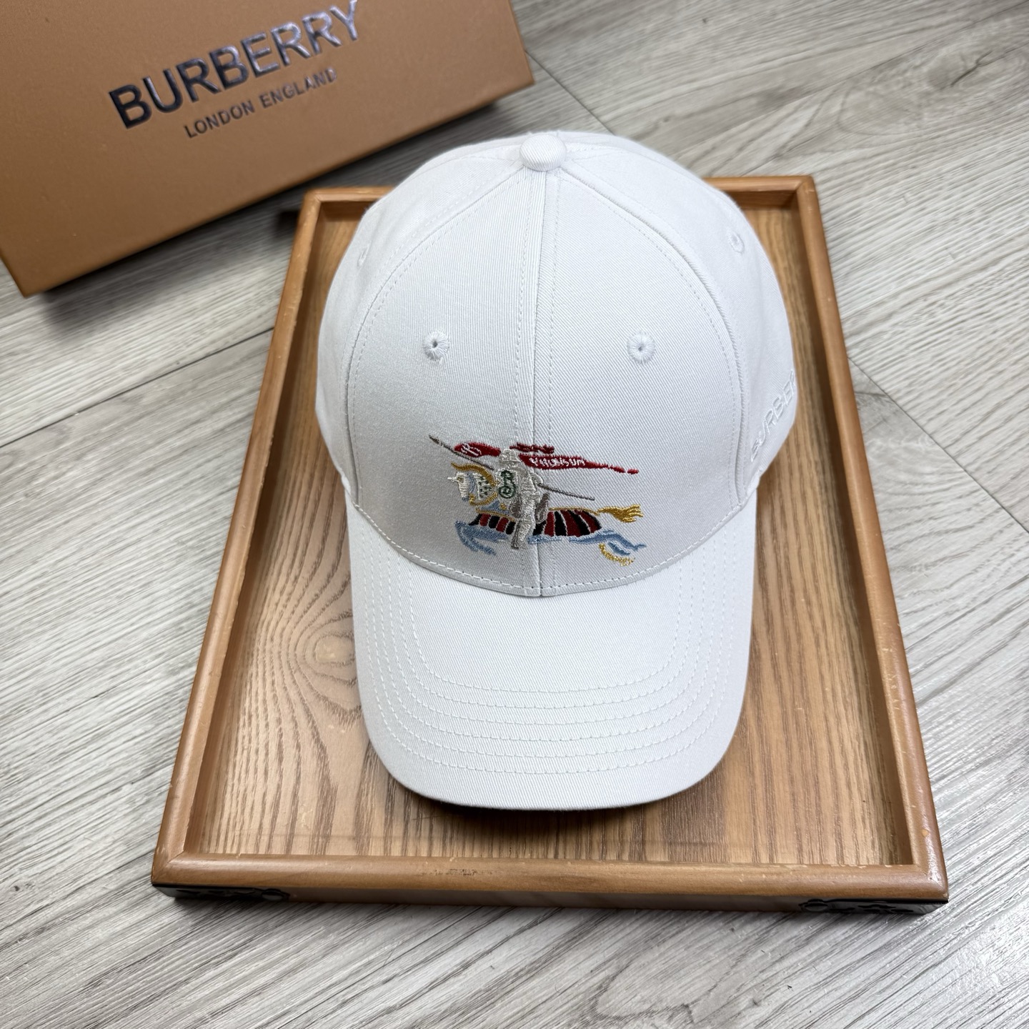 。B家。【配防尘袋】新品棒球帽！材质：纯棉！透气性好！春天挡风，夏天防晒必备单品！颜色大气！款式新颖别致