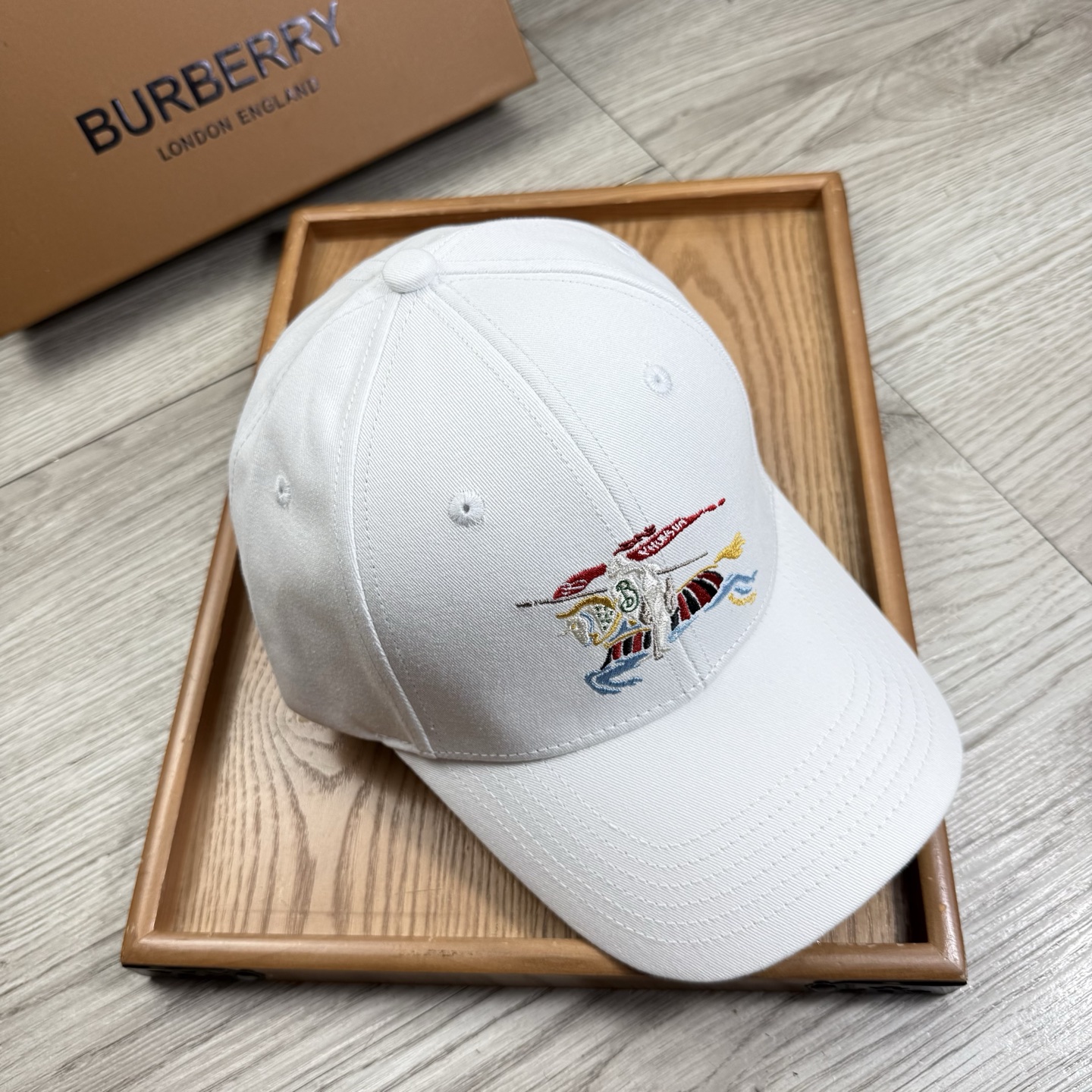 。B家。【配防尘袋】新品棒球帽！材质：纯棉！透气性好！春天挡风，夏天防晒必备单品！颜色大气！款式新颖别致