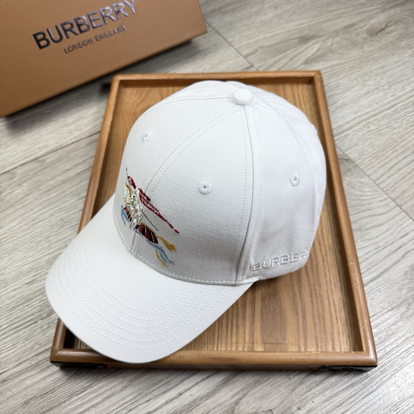 。B家。【配防尘袋】新品棒球帽！材质：纯棉！透气性好！春天挡风，夏天防晒必备单品！颜色大气！款式新颖别致