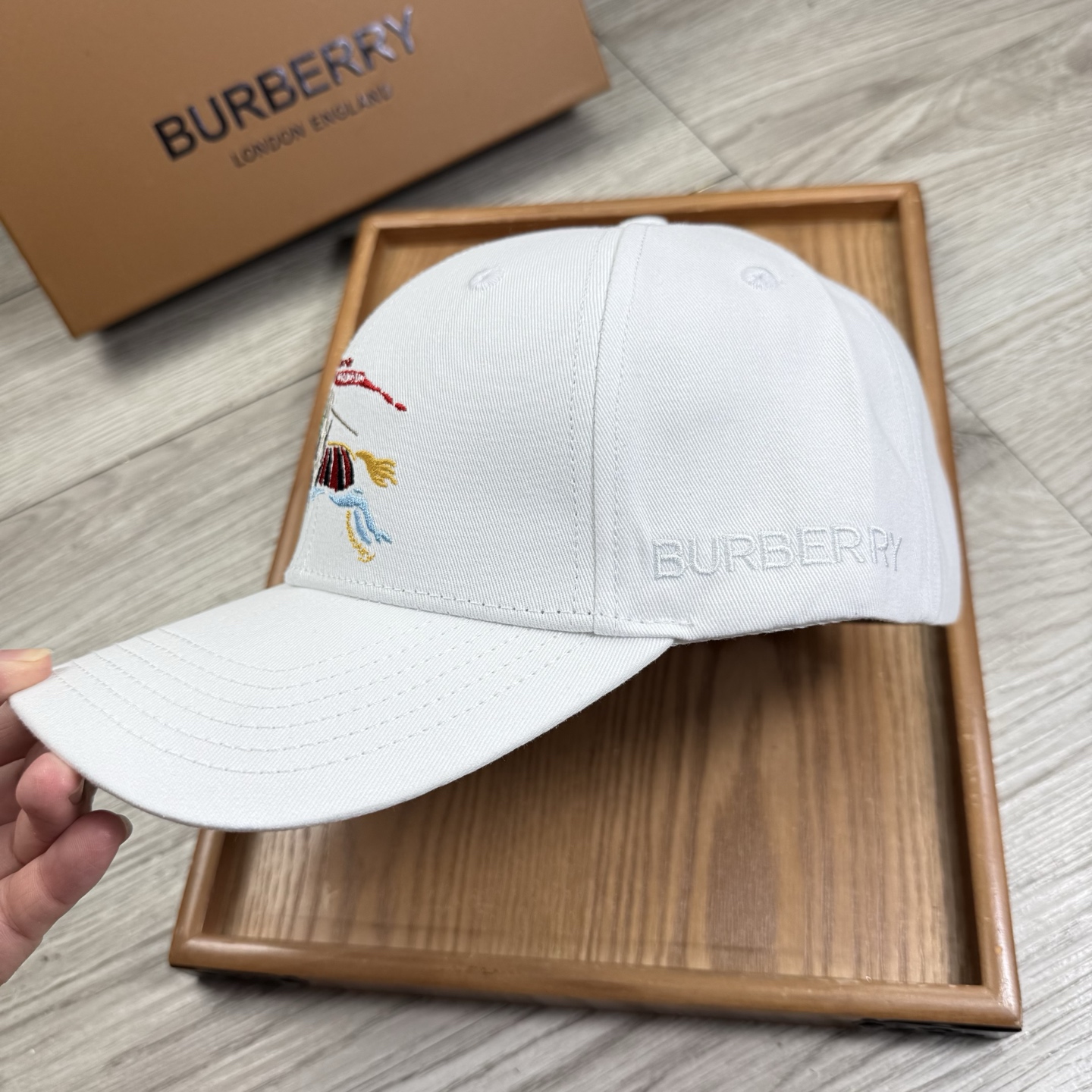 。B家。【配防尘袋】新品棒球帽！材质：纯棉！透气性好！春天挡风，夏天防晒必备单品！颜色大气！款式新颖别致