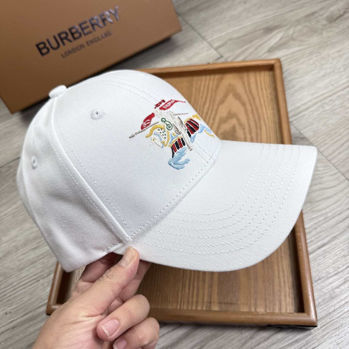 。B家。【配防尘袋】新品棒球帽！材质：纯棉！透气性好！春天挡风，夏天防晒必备单品！颜色大气！款式新颖别致