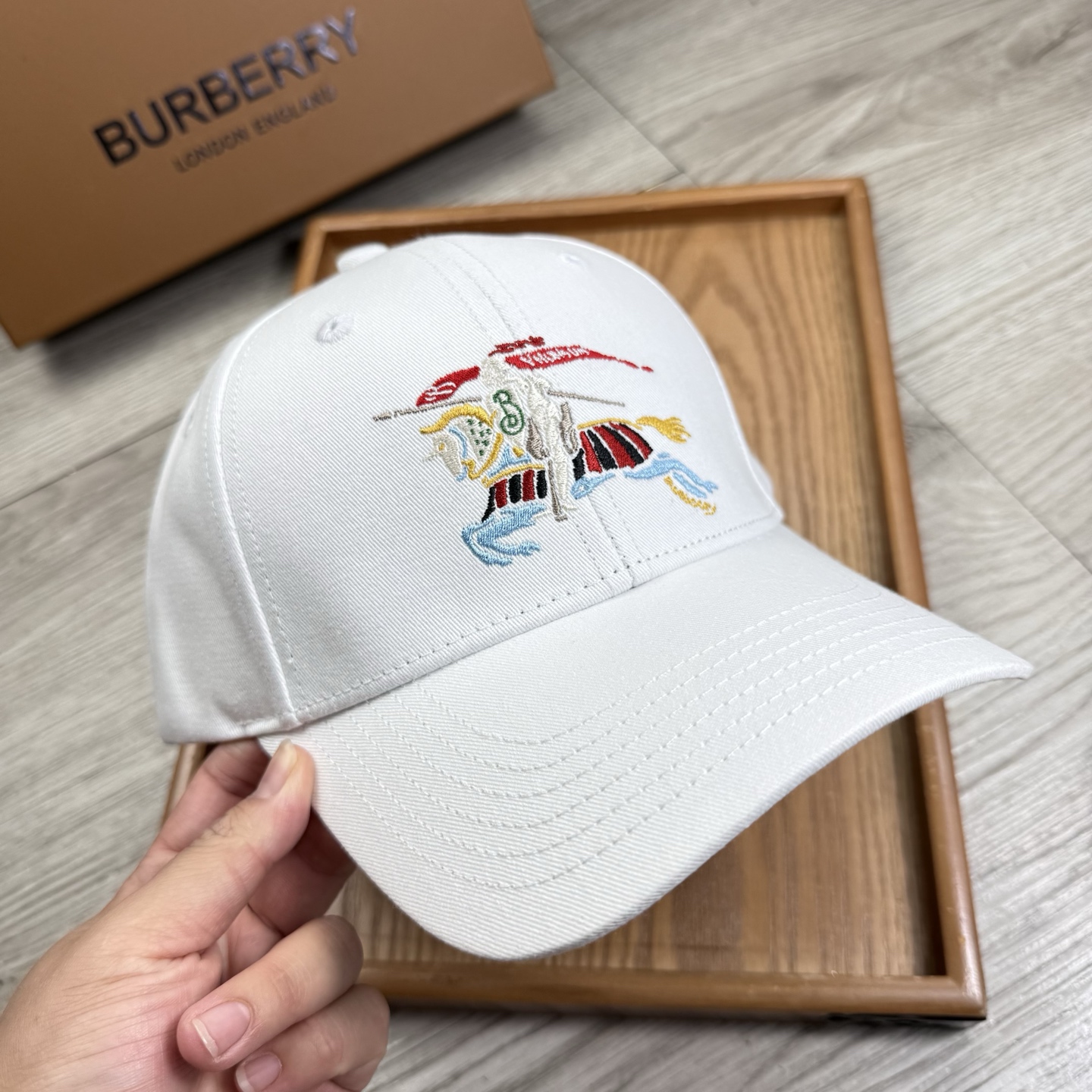 。B家。【配防尘袋】新品棒球帽！材质：纯棉！透气性好！春天挡风，夏天防晒必备单品！颜色大气！款式新颖别致