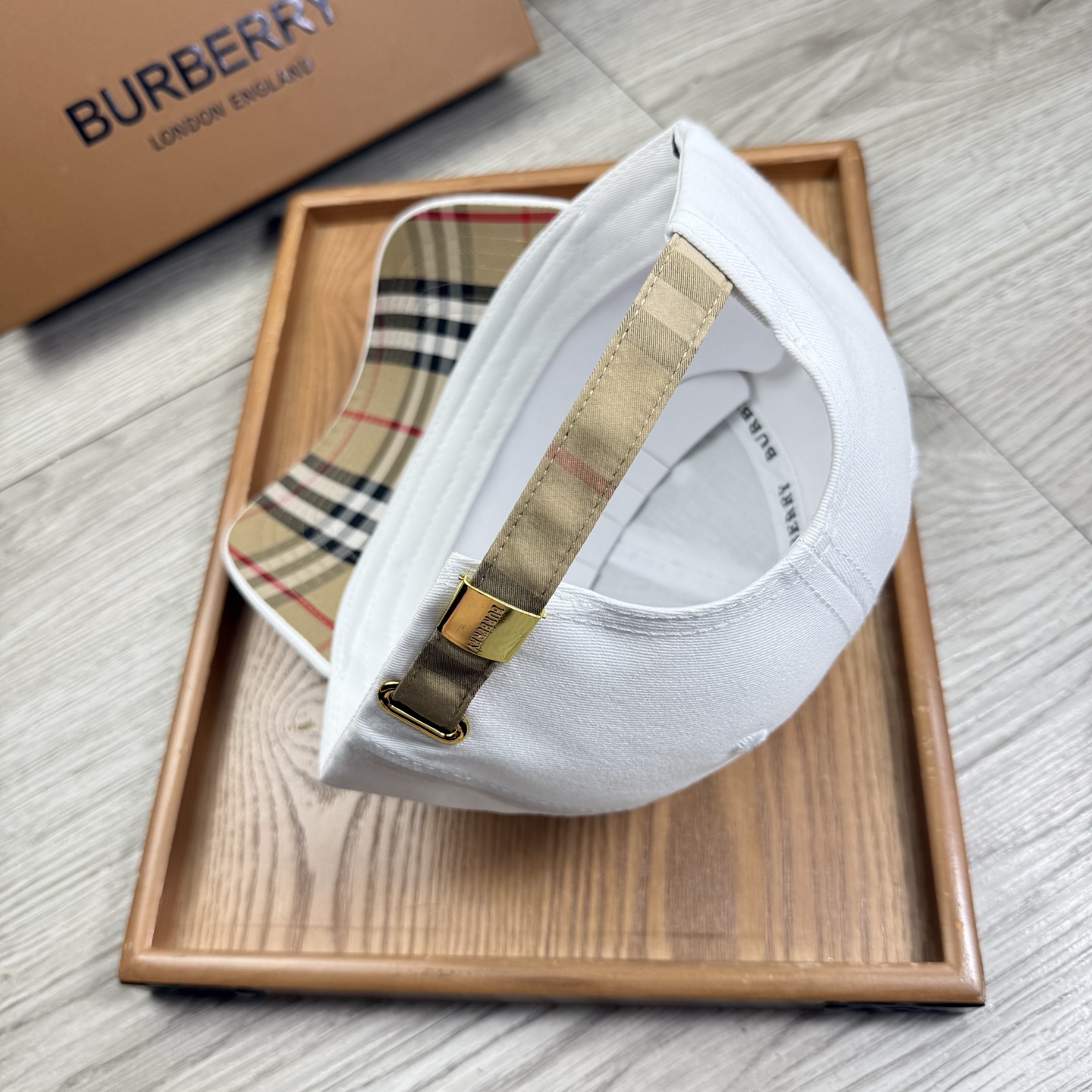 。B家。【配防尘袋】新品棒球帽！材质：纯棉！透气性好！春天挡风，夏天防晒必备单品！颜色大气！款式新颖别致