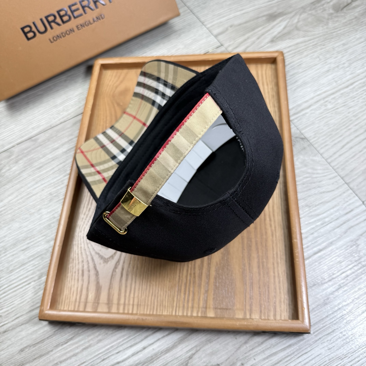 。B家。【配防尘袋】新品棒球帽！材质：纯棉！透气性好！春天挡风，夏天防晒必备单品！颜色大气！款式新颖别致