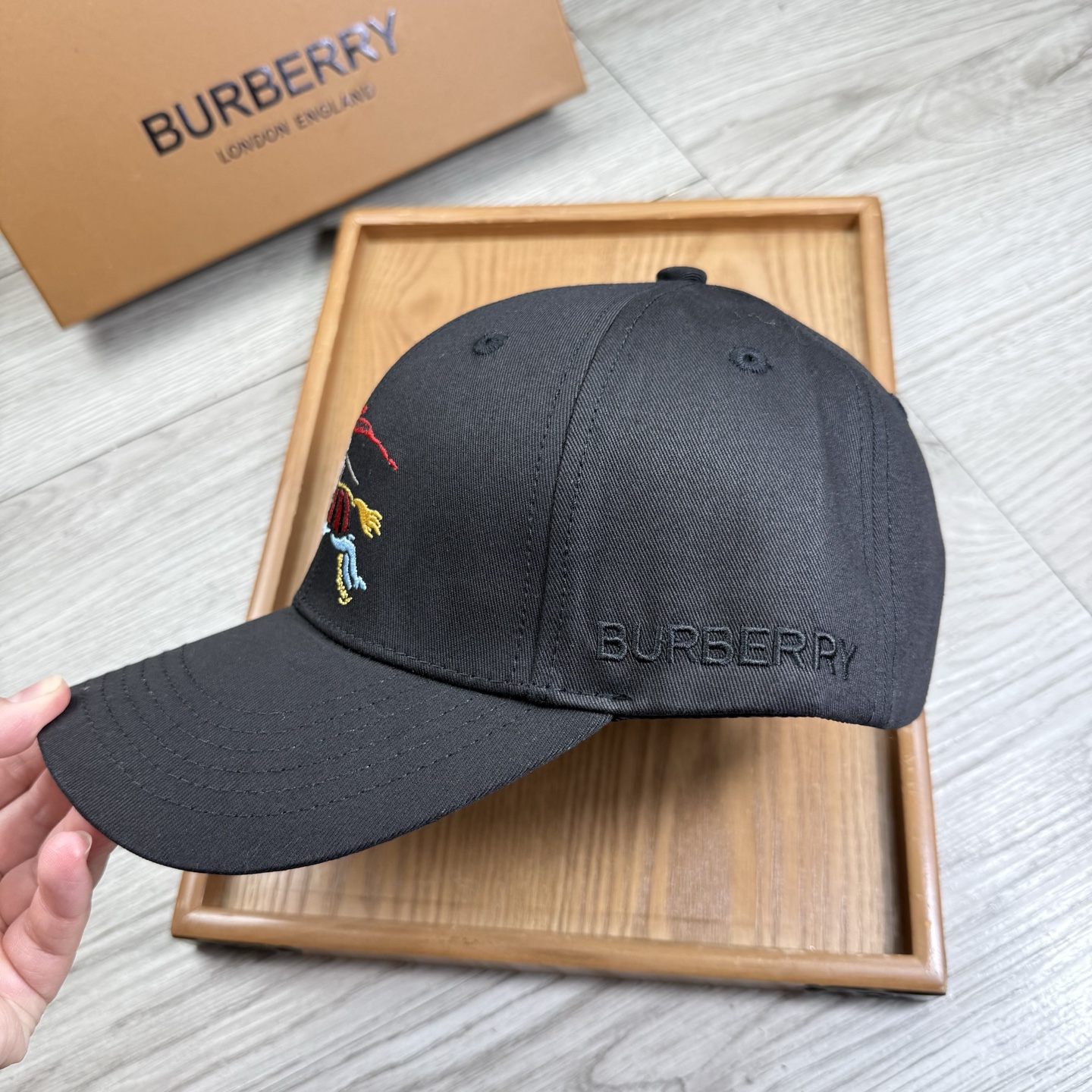 。B家。【配防尘袋】新品棒球帽！材质：纯棉！透气性好！春天挡风，夏天防晒必备单品！颜色大气！款式新颖别致