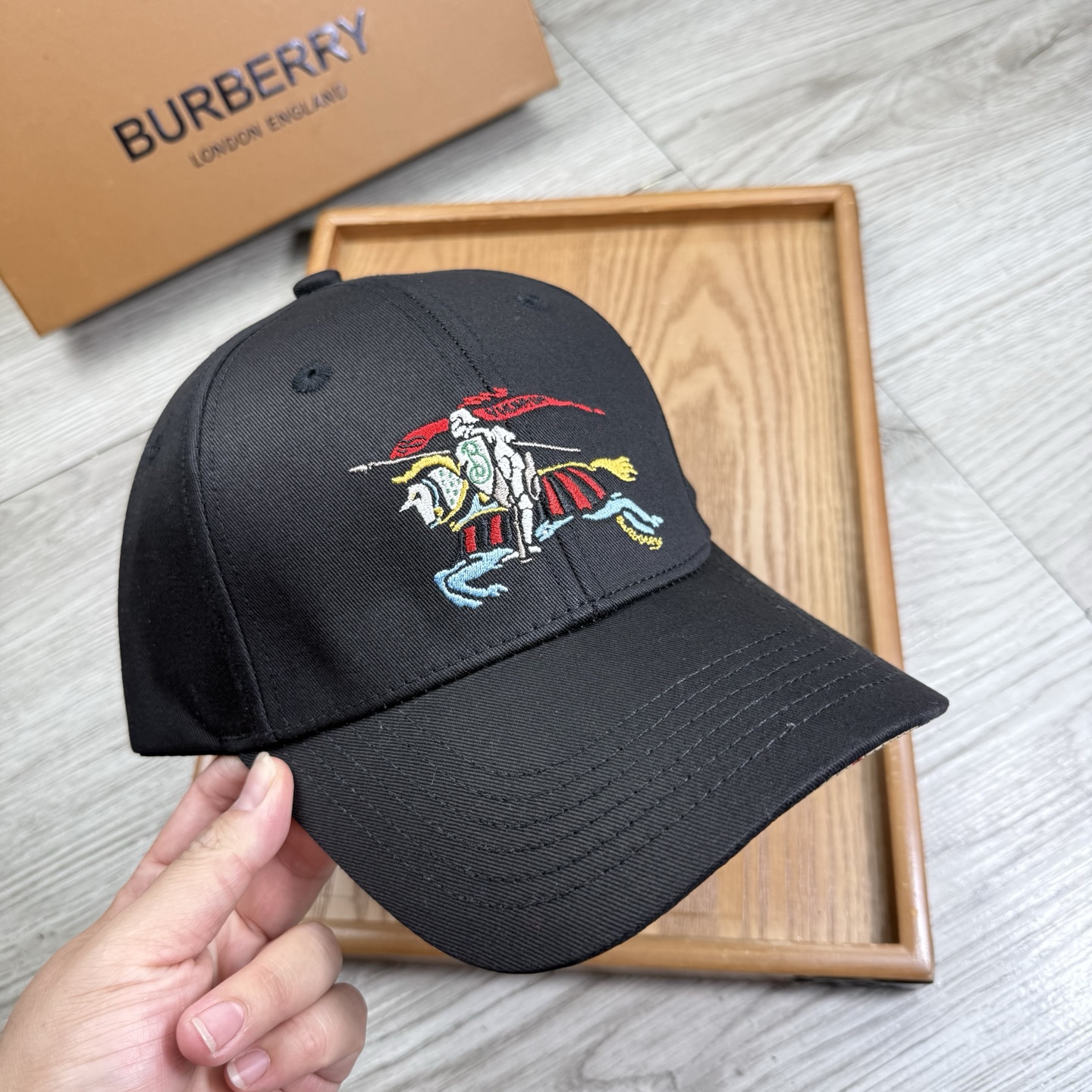 。B家。【配防尘袋】新品棒球帽！材质：纯棉！透气性好！春天挡风，夏天防晒必备单品！颜色大气！款式新颖别致