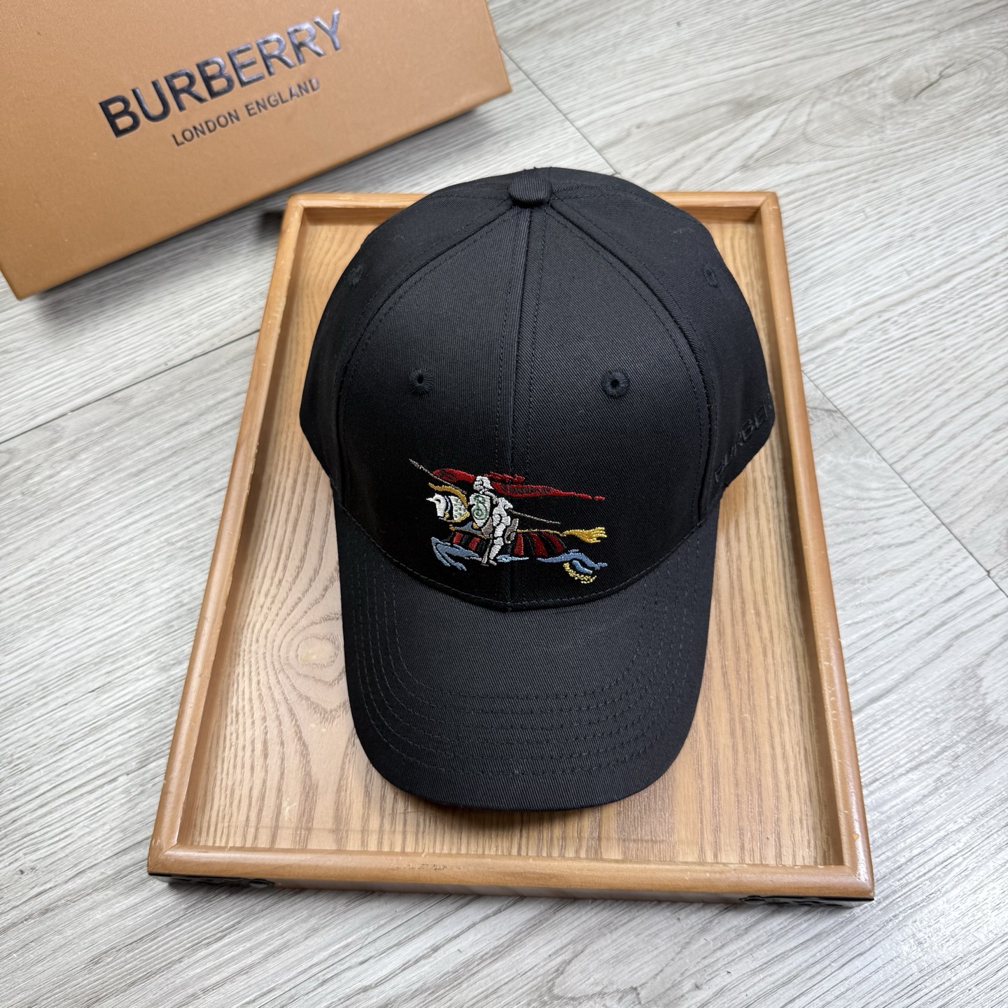 。B家。【配防尘袋】新品棒球帽！材质：纯棉！透气性好！春天挡风，夏天防晒必备单品！颜色大气！款式新颖别致
