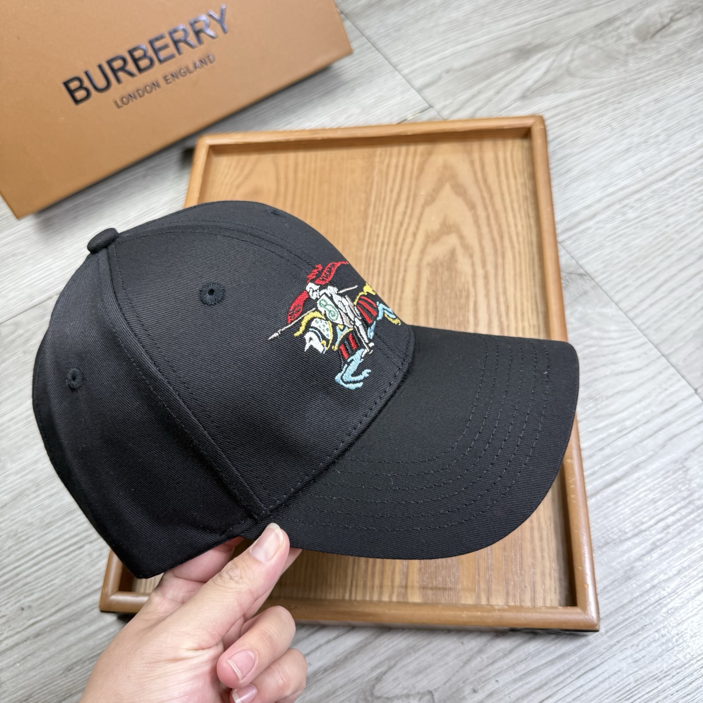 。B家。【配防尘袋】新品棒球帽！材质：纯棉！透气性好！春天挡风，夏天防晒必备单品！颜色大气！款式新颖别致