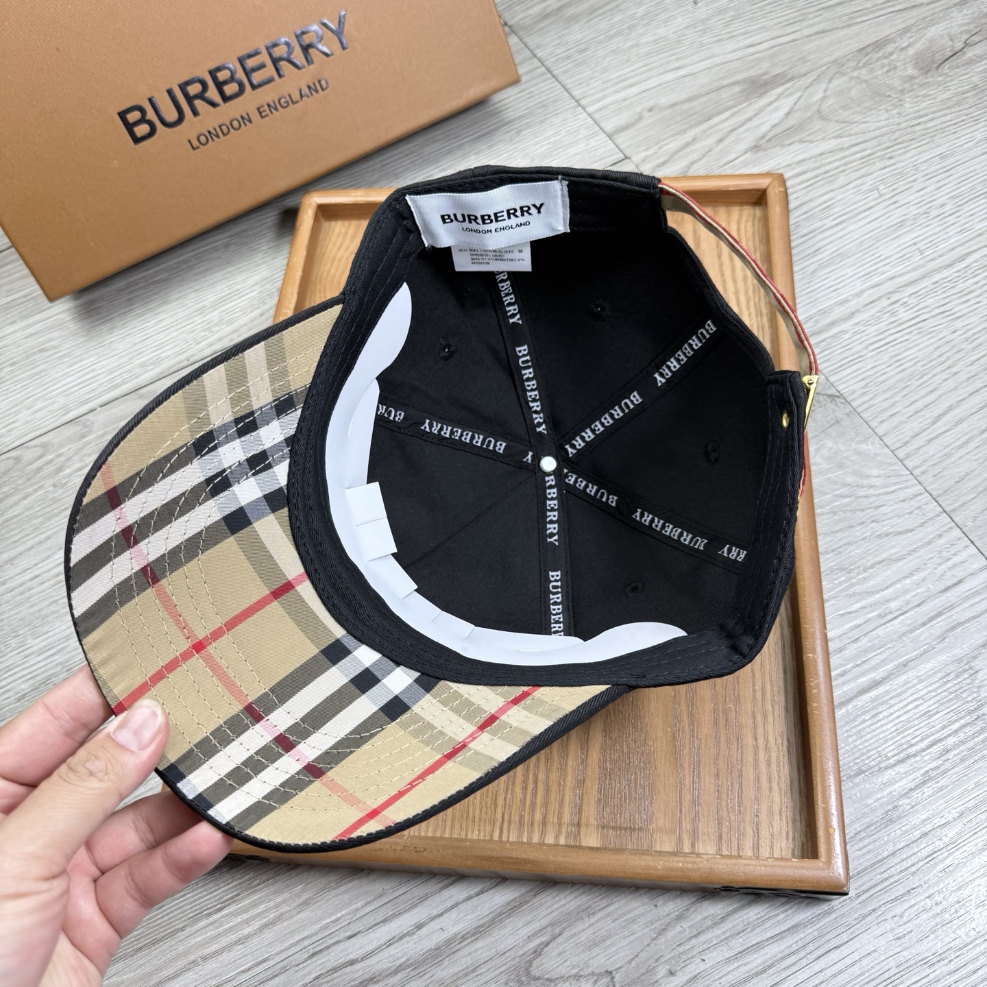 。B家。【配防尘袋】新品棒球帽！材质：纯棉！透气性好！春天挡风，夏天防晒必备单品！颜色大气！款式新颖别致