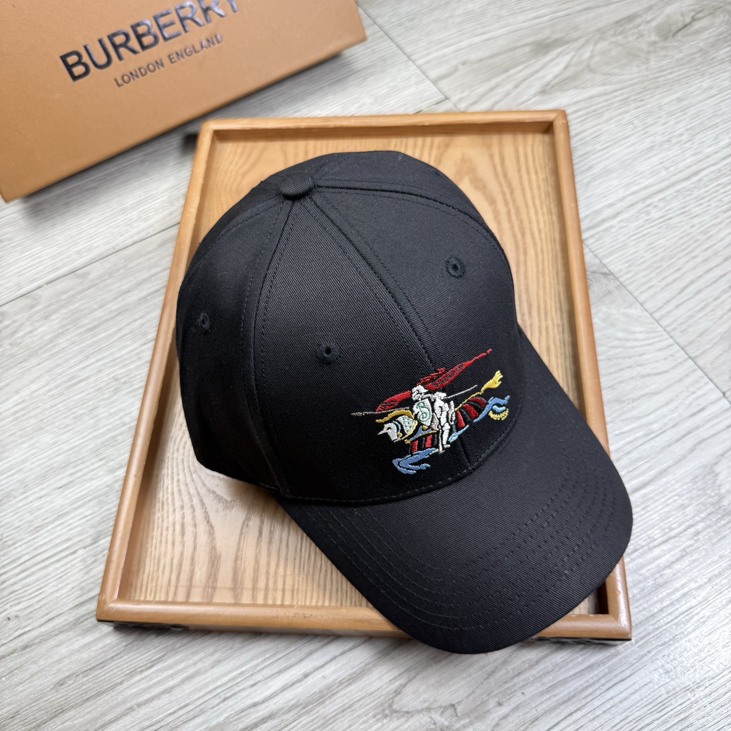 。B家。【配防尘袋】新品棒球帽！材质：纯棉！透气性好！春天挡风，夏天防晒必备单品！颜色大气！款式新颖别致