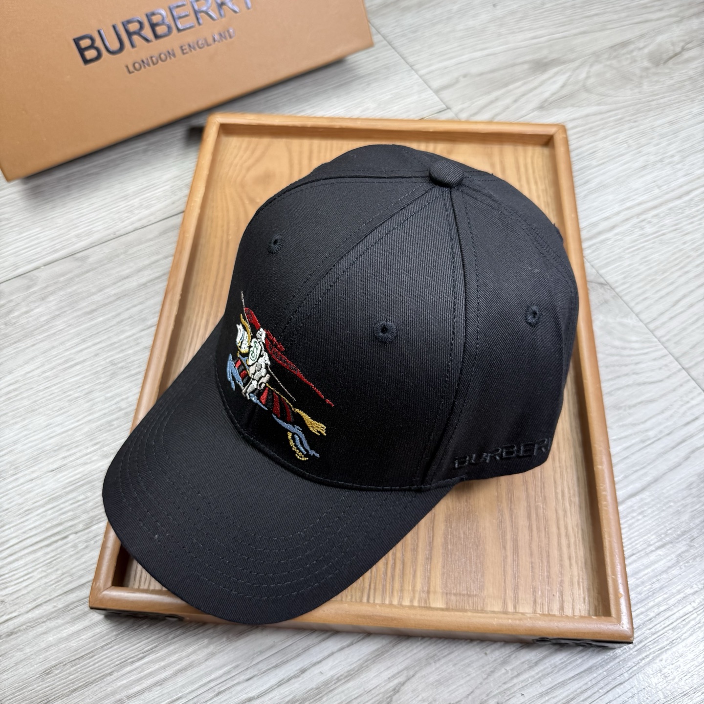 。B家。【配防尘袋】新品棒球帽！材质：纯棉！透气性好！春天挡风，夏天防晒必备单品！颜色大气！款式新颖别致