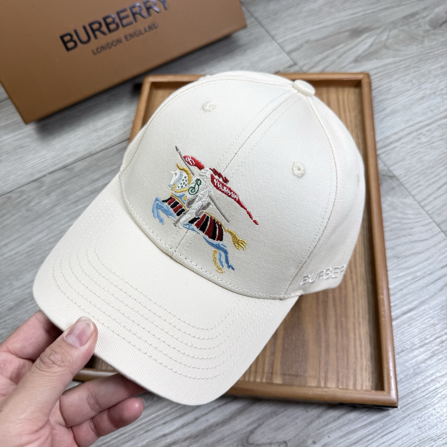 。B家。【配防尘袋】新品棒球帽！材质：纯棉！透气性好！春天挡风，夏天防晒必备单品！颜色大气！款式新颖别致