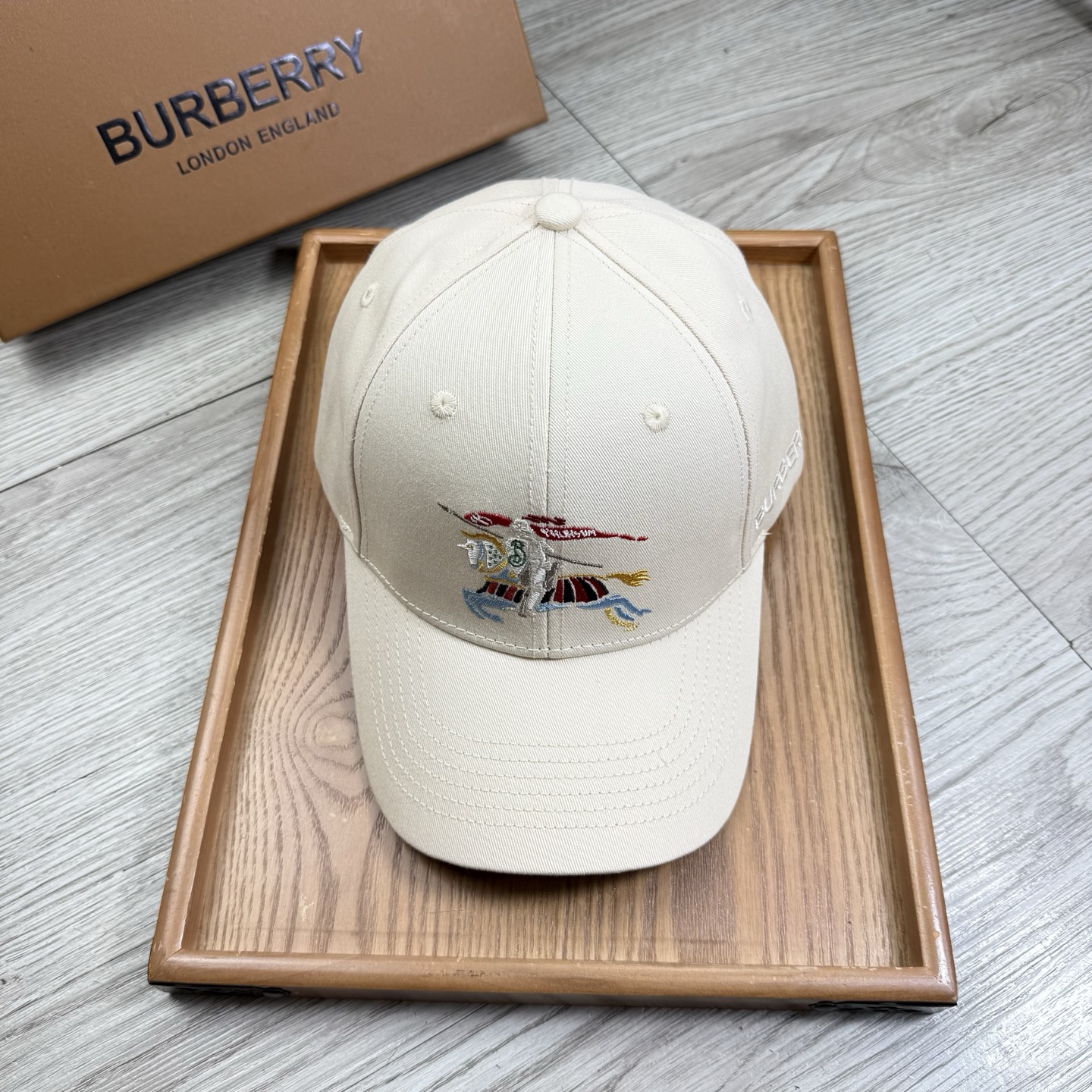 。B家。【配防尘袋】新品棒球帽！材质：纯棉！透气性好！春天挡风，夏天防晒必备单品！颜色大气！款式新颖别致