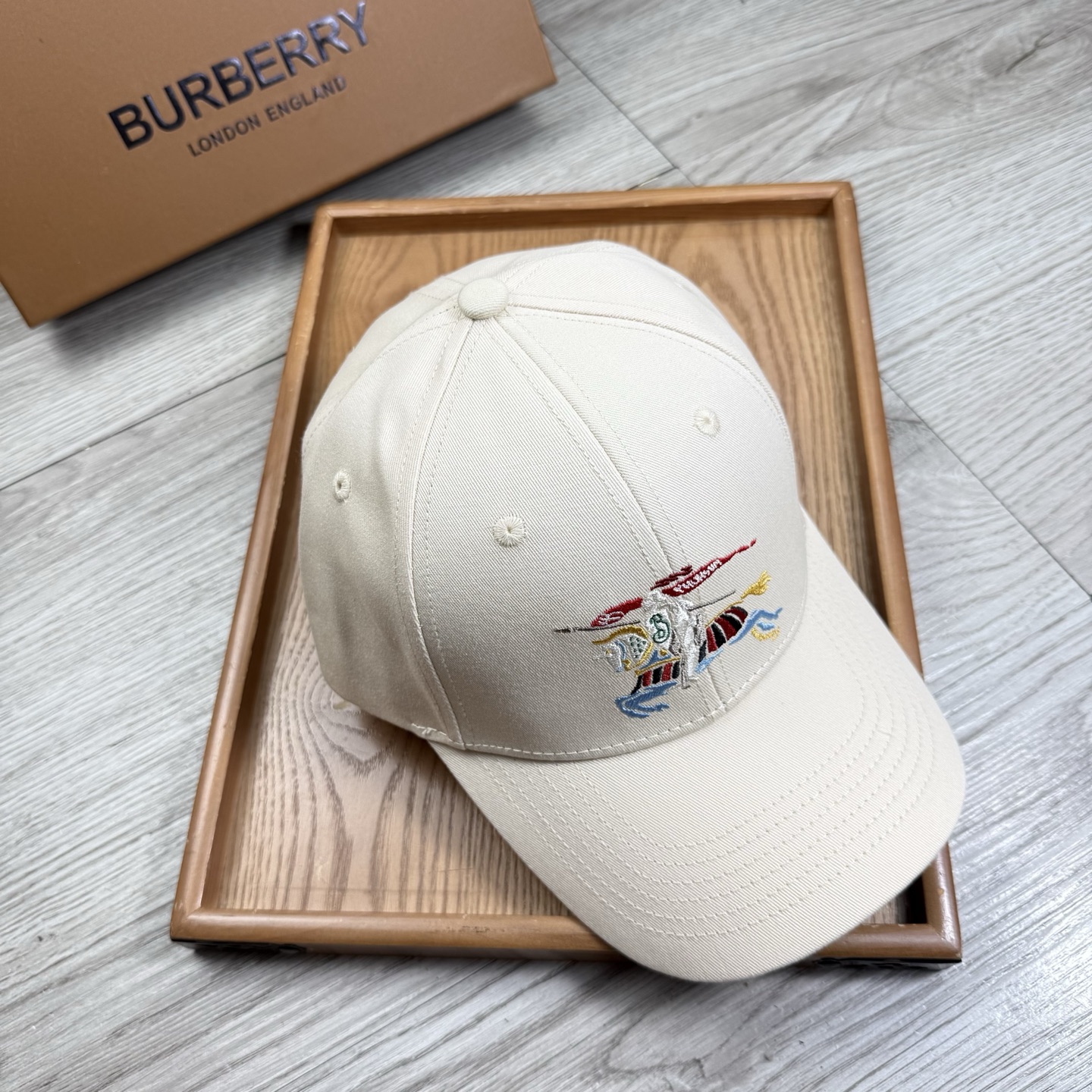。B家。【配防尘袋】新品棒球帽！材质：纯棉！透气性好！春天挡风，夏天防晒必备单品！颜色大气！款式新颖别致