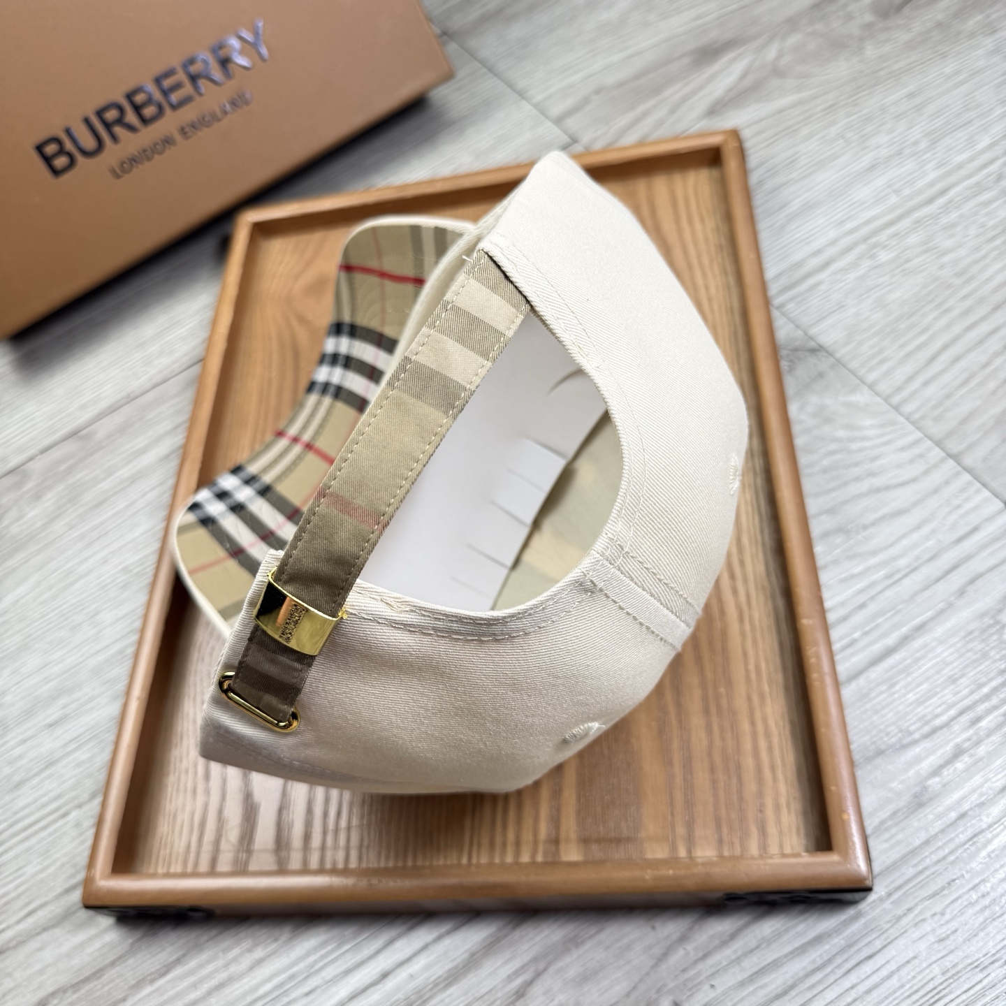 。B家。【配防尘袋】新品棒球帽！材质：纯棉！透气性好！春天挡风，夏天防晒必备单品！颜色大气！款式新颖别致