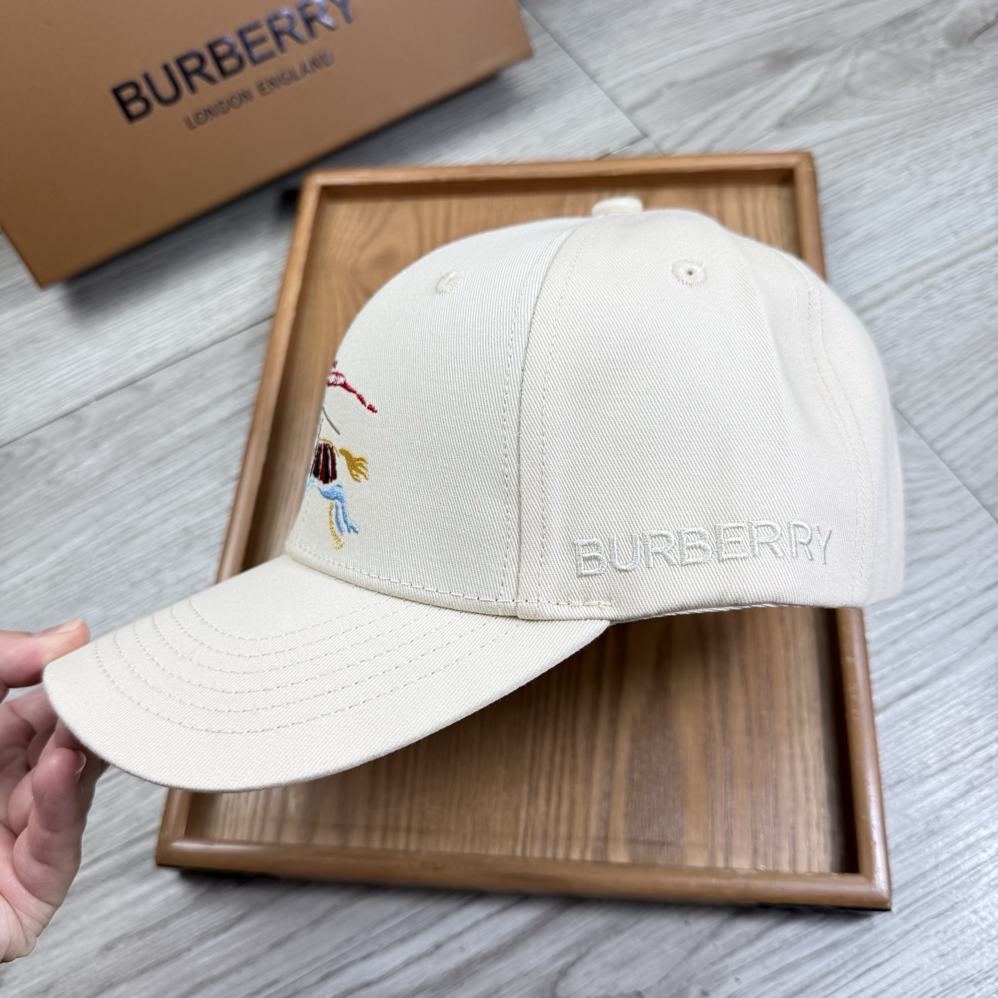 。B家。【配防尘袋】新品棒球帽！材质：纯棉！透气性好！春天挡风，夏天防晒必备单品！颜色大气！款式新颖别致