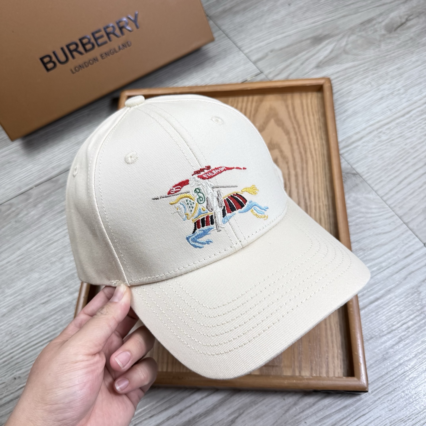 。B家。【配防尘袋】新品棒球帽！材质：纯棉！透气性好！春天挡风，夏天防晒必备单品！颜色大气！款式新颖别致