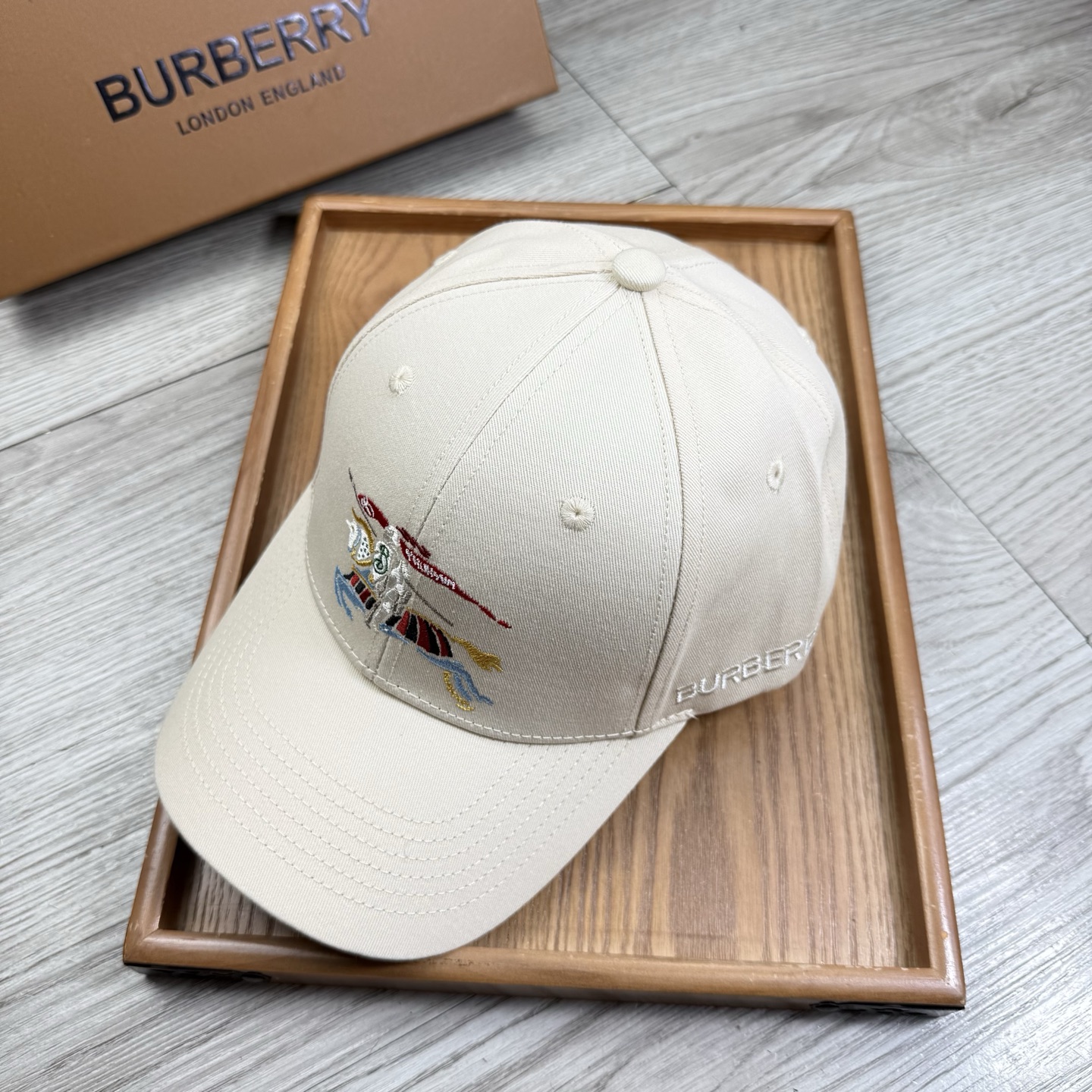 。B家。【配防尘袋】新品棒球帽！材质：纯棉！透气性好！春天挡风，夏天防晒必备单品！颜色大气！款式新颖别致