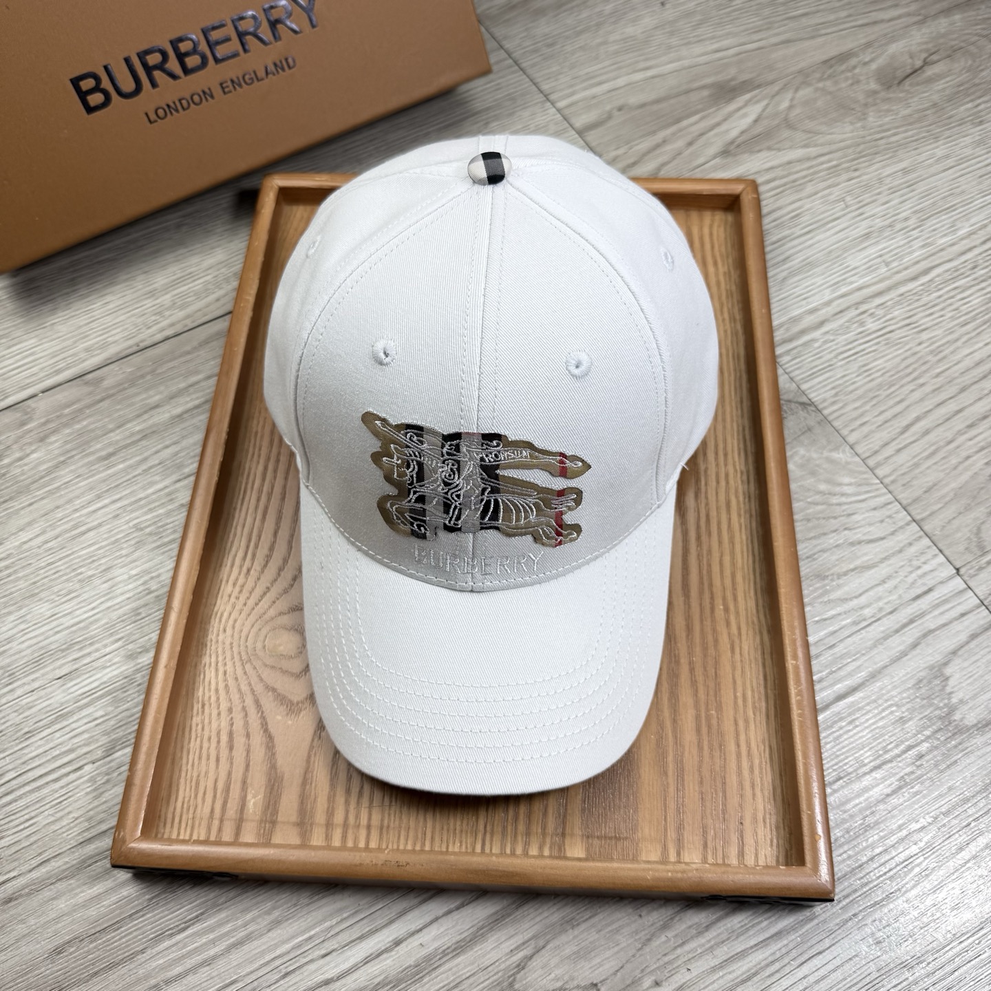 。B家。【配防尘袋】新品棒球帽！材质：纯棉！透气性好！春天挡风，夏天防晒必备单品！颜色大气！款式新颖别致