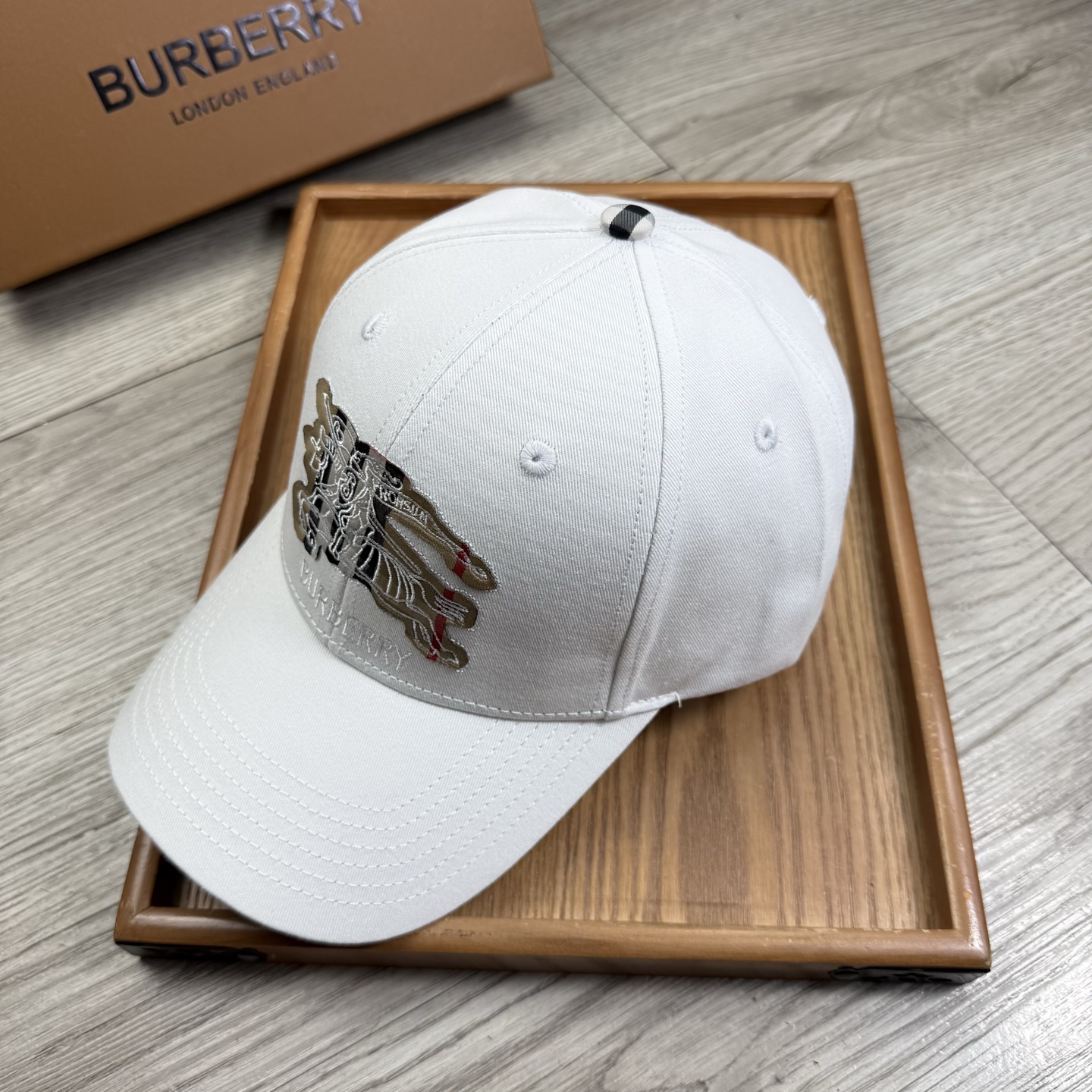 。B家。【配防尘袋】新品棒球帽！材质：纯棉！透气性好！春天挡风，夏天防晒必备单品！颜色大气！款式新颖别致
