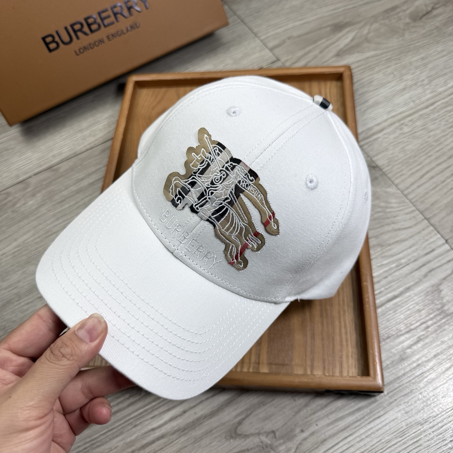 。B家。【配防尘袋】新品棒球帽！材质：纯棉！透气性好！春天挡风，夏天防晒必备单品！颜色大气！款式新颖别致