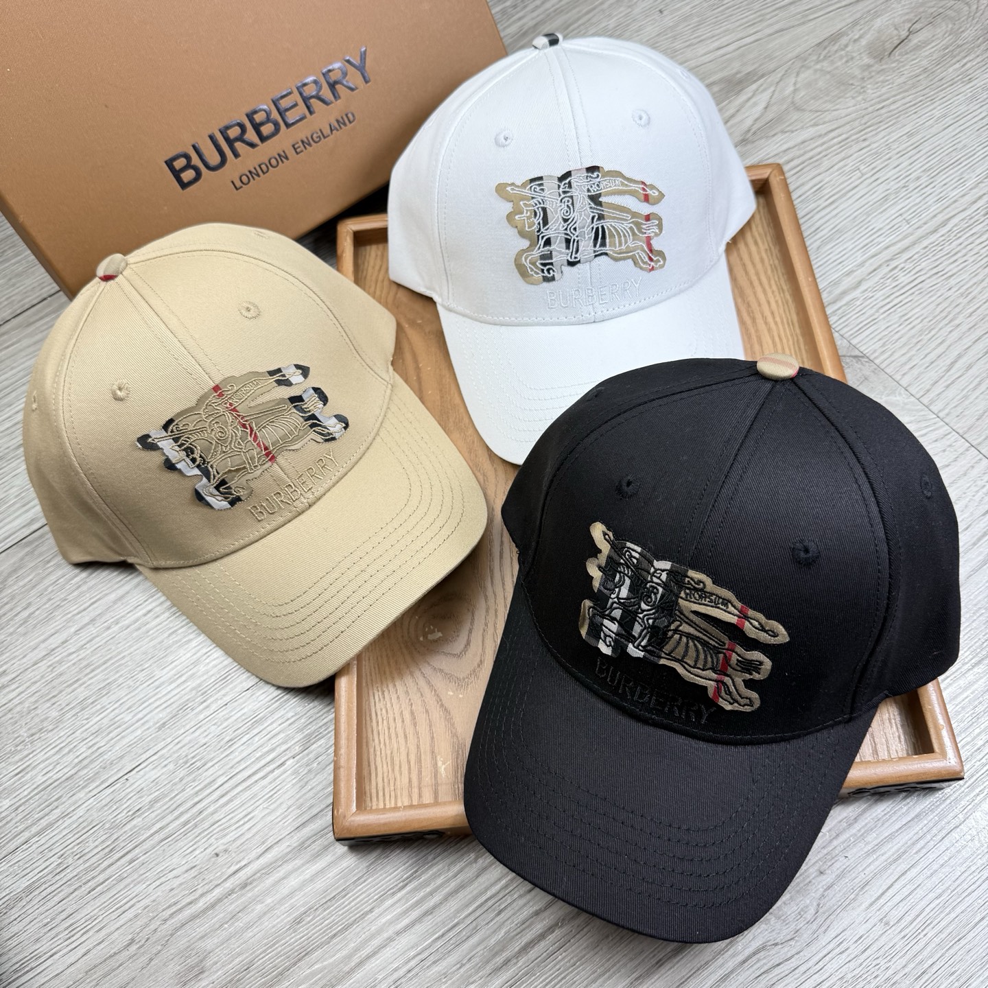 。B家。【配防尘袋】新品棒球帽！材质：纯棉！透气性好！春天挡风，夏天防晒必备单品！颜色大气！款式新颖别致