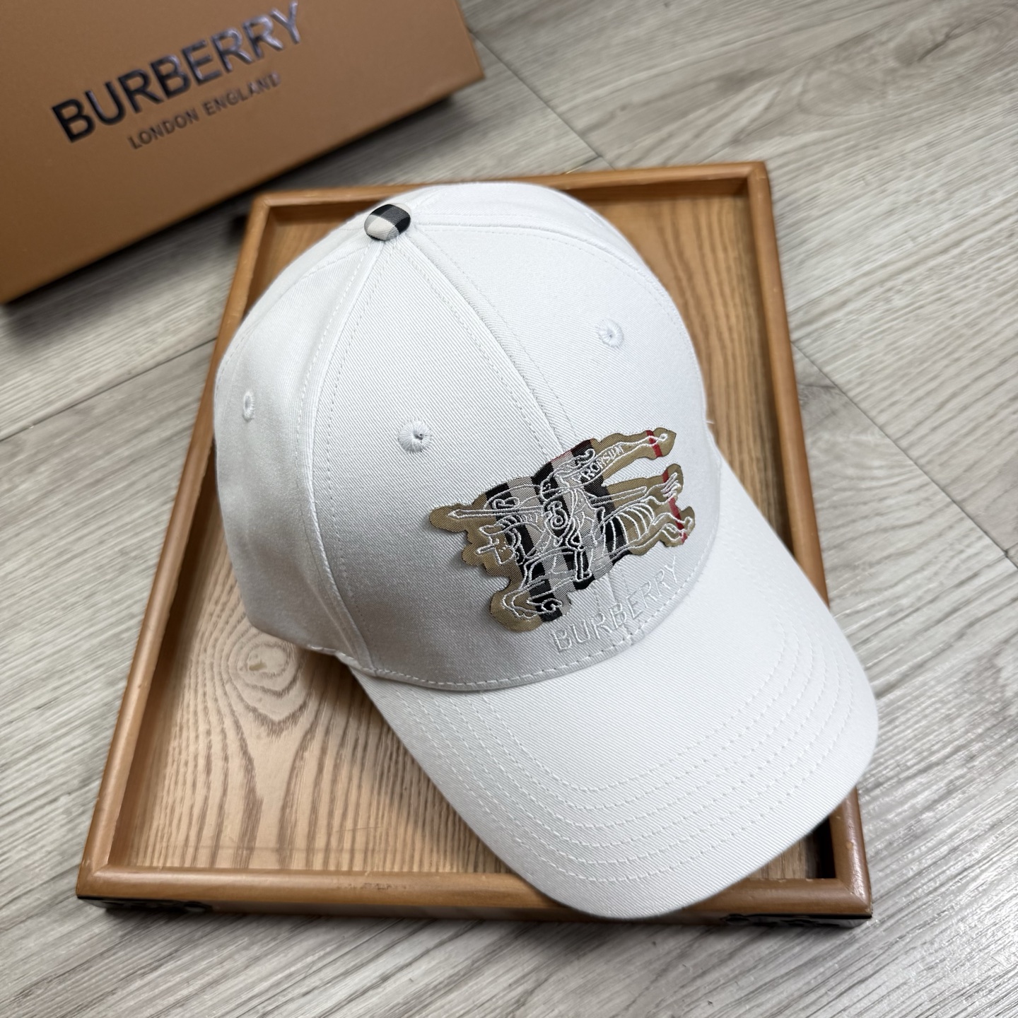。B家。【配防尘袋】新品棒球帽！材质：纯棉！透气性好！春天挡风，夏天防晒必备单品！颜色大气！款式新颖别致