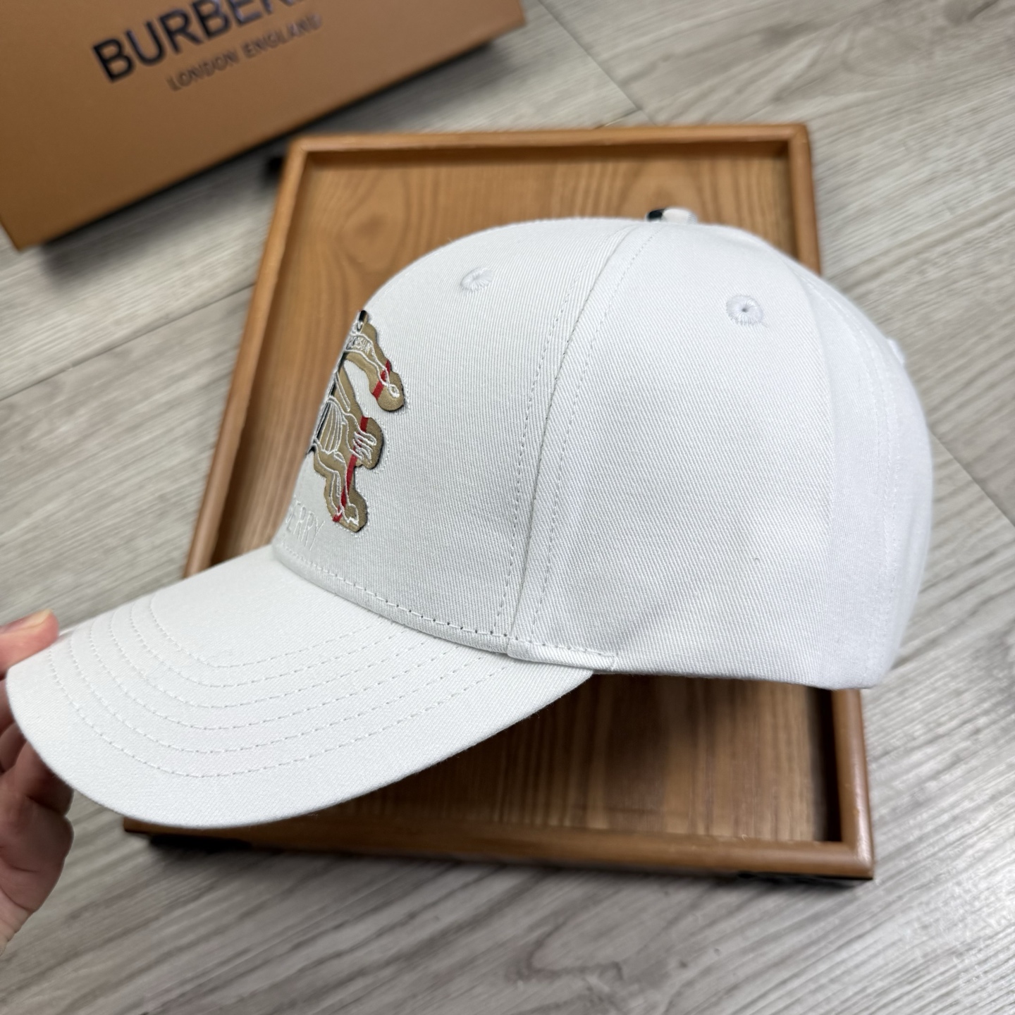 。B家。【配防尘袋】新品棒球帽！材质：纯棉！透气性好！春天挡风，夏天防晒必备单品！颜色大气！款式新颖别致