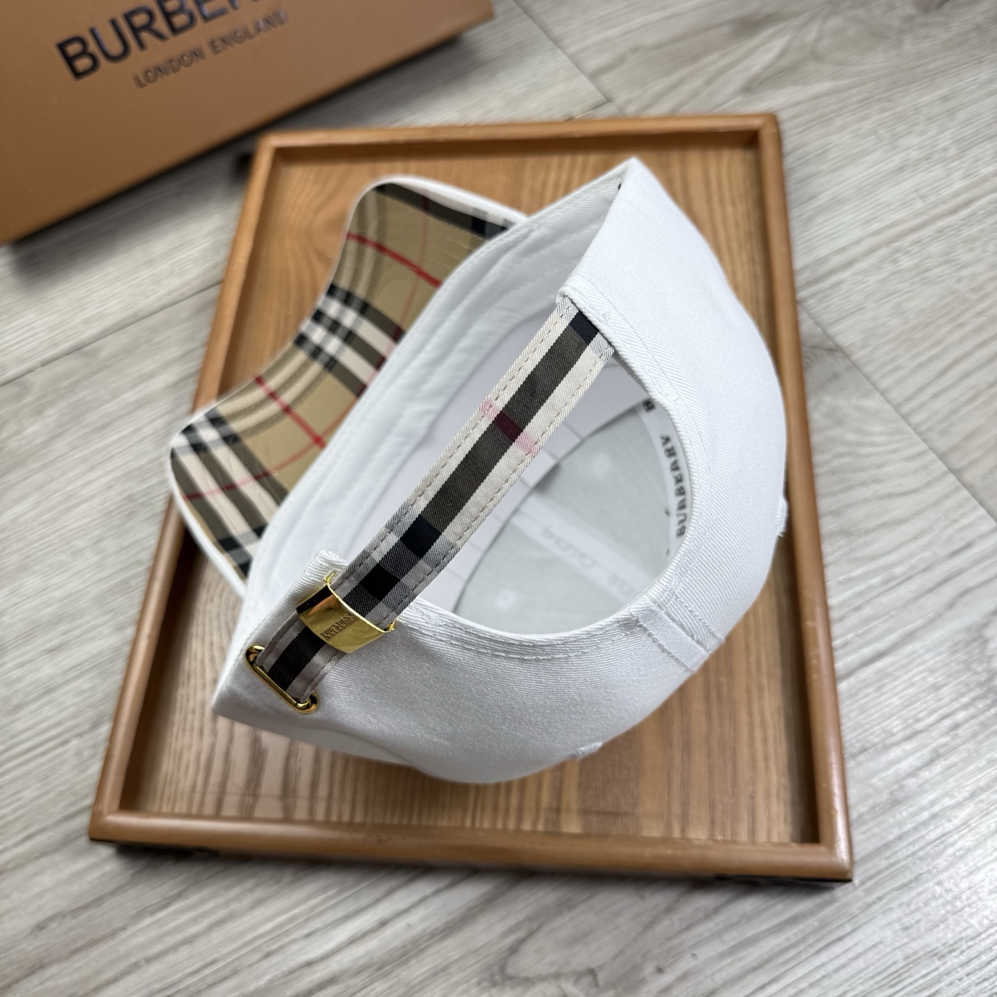 。B家。【配防尘袋】新品棒球帽！材质：纯棉！透气性好！春天挡风，夏天防晒必备单品！颜色大气！款式新颖别致