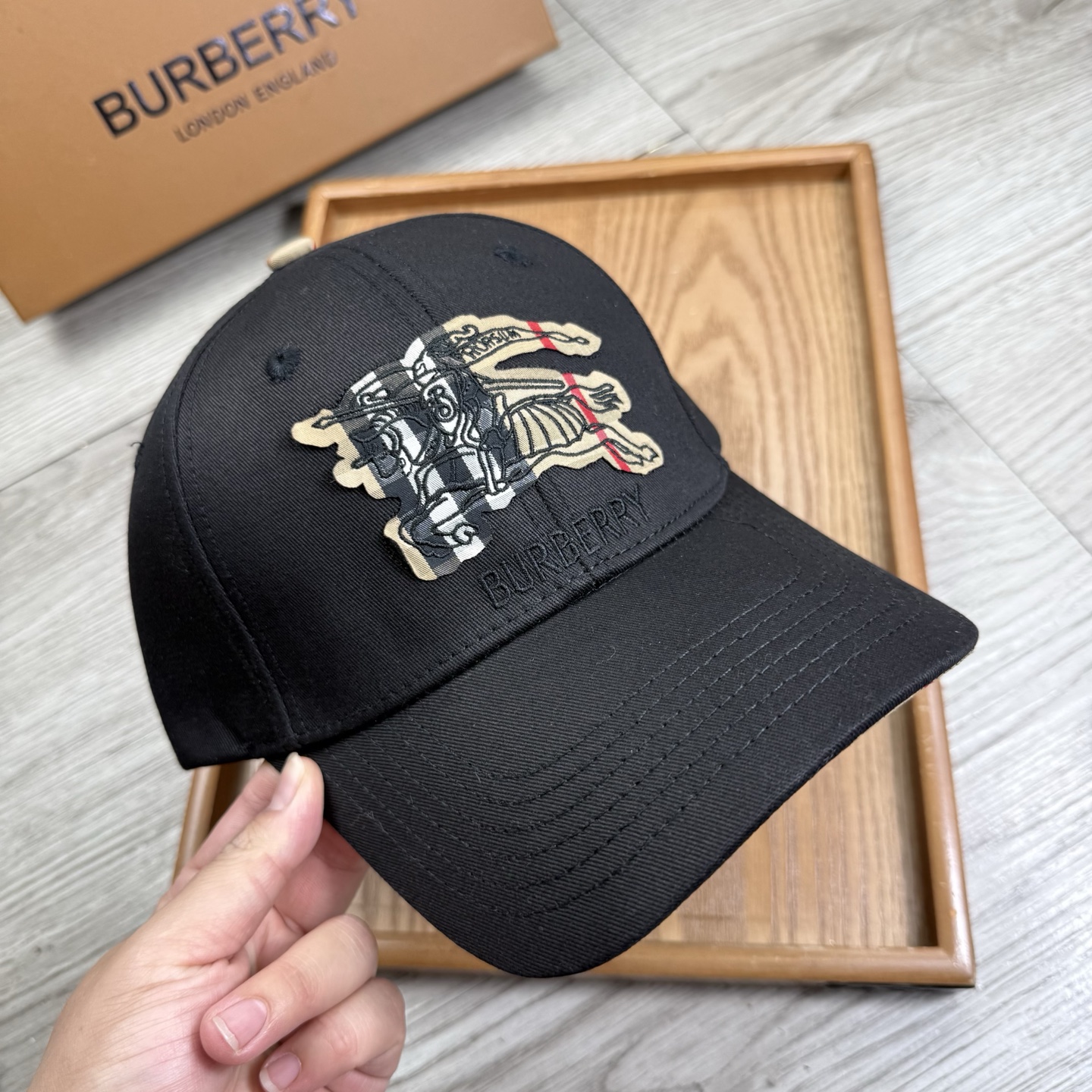 。B家。【配防尘袋】新品棒球帽！材质：纯棉！透气性好！春天挡风，夏天防晒必备单品！颜色大气！款式新颖别致