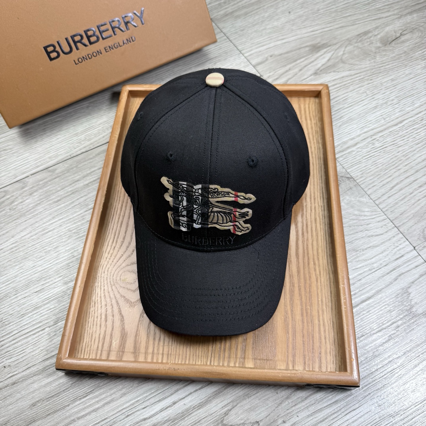 。B家。【配防尘袋】新品棒球帽！材质：纯棉！透气性好！春天挡风，夏天防晒必备单品！颜色大气！款式新颖别致