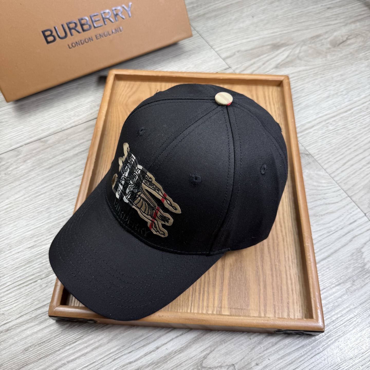 。B家。【配防尘袋】新品棒球帽！材质：纯棉！透气性好！春天挡风，夏天防晒必备单品！颜色大气！款式新颖别致