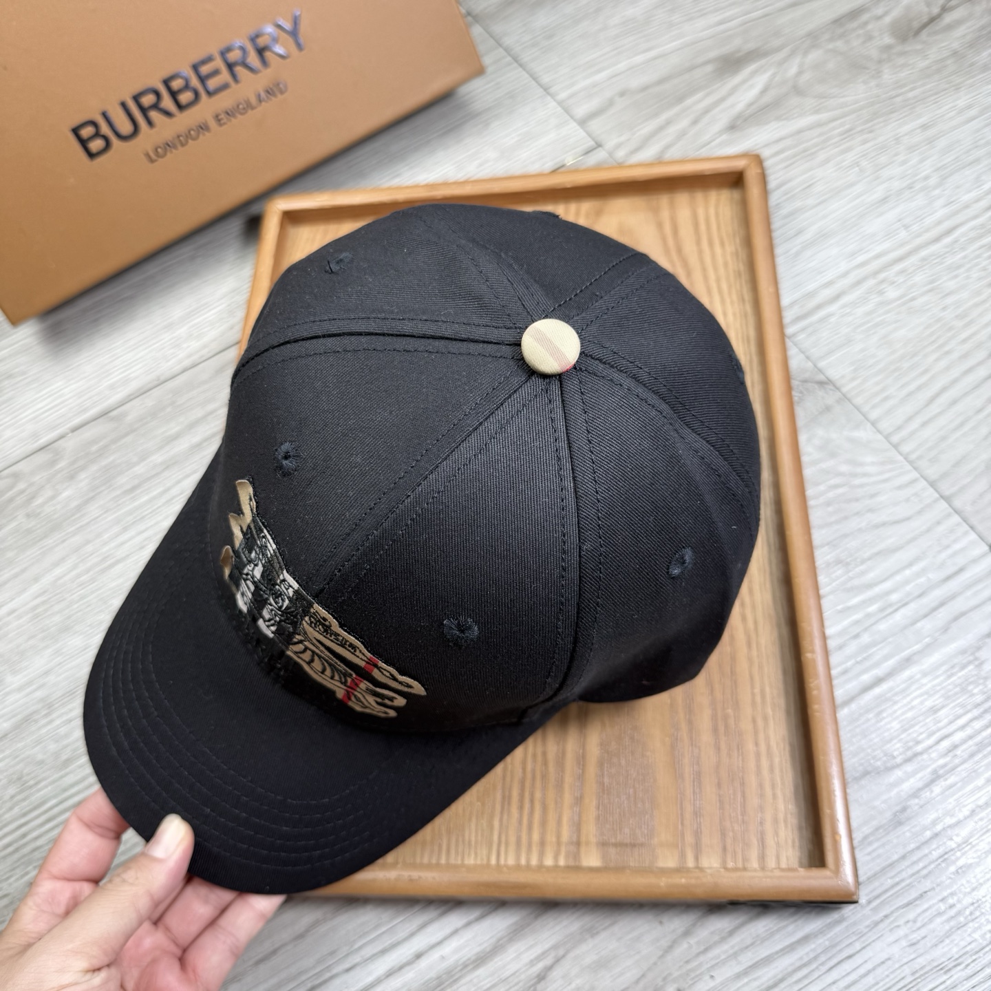 。B家。【配防尘袋】新品棒球帽！材质：纯棉！透气性好！春天挡风，夏天防晒必备单品！颜色大气！款式新颖别致