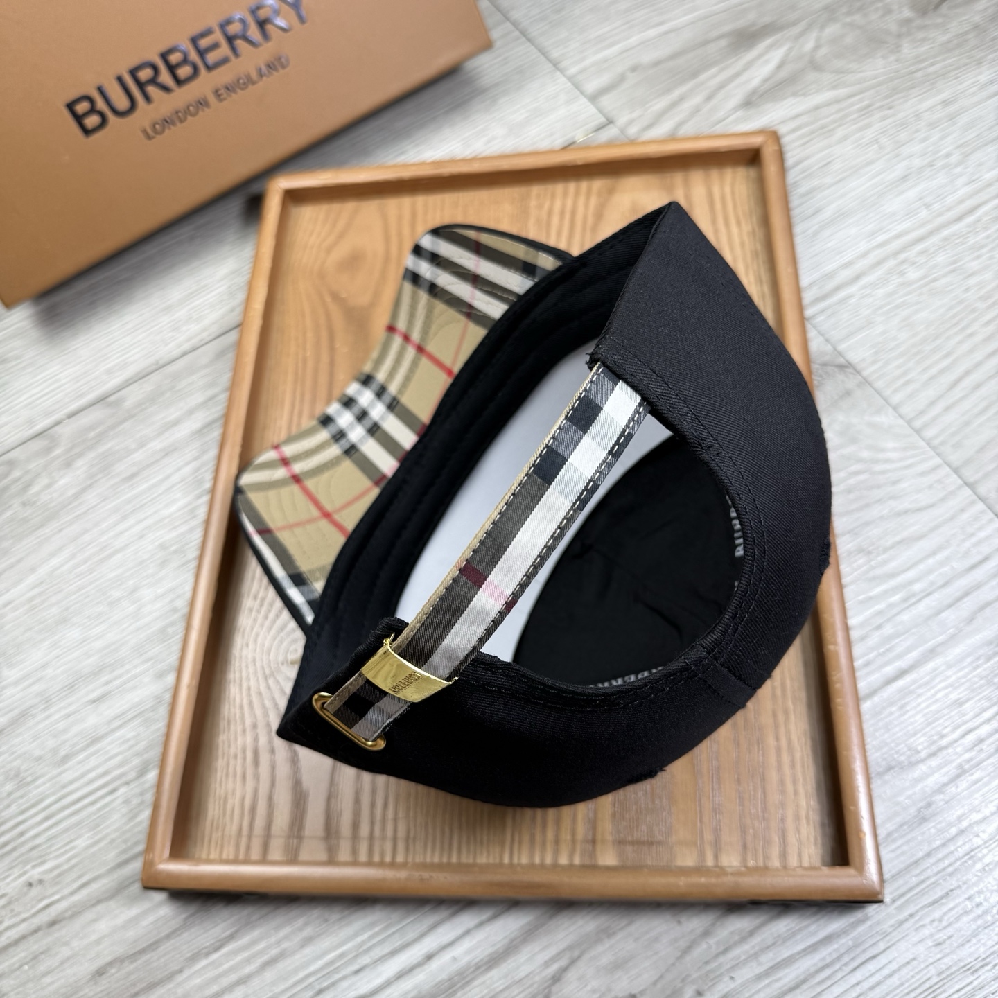 。B家。【配防尘袋】新品棒球帽！材质：纯棉！透气性好！春天挡风，夏天防晒必备单品！颜色大气！款式新颖别致