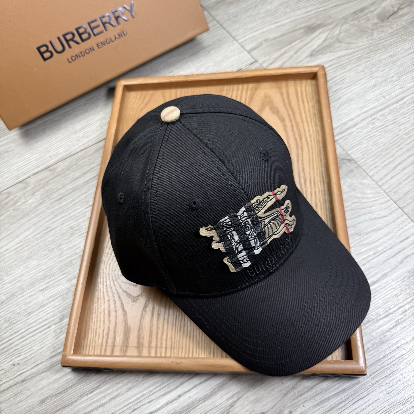 。B家。【配防尘袋】新品棒球帽！材质：纯棉！透气性好！春天挡风，夏天防晒必备单品！颜色大气！款式新颖别致