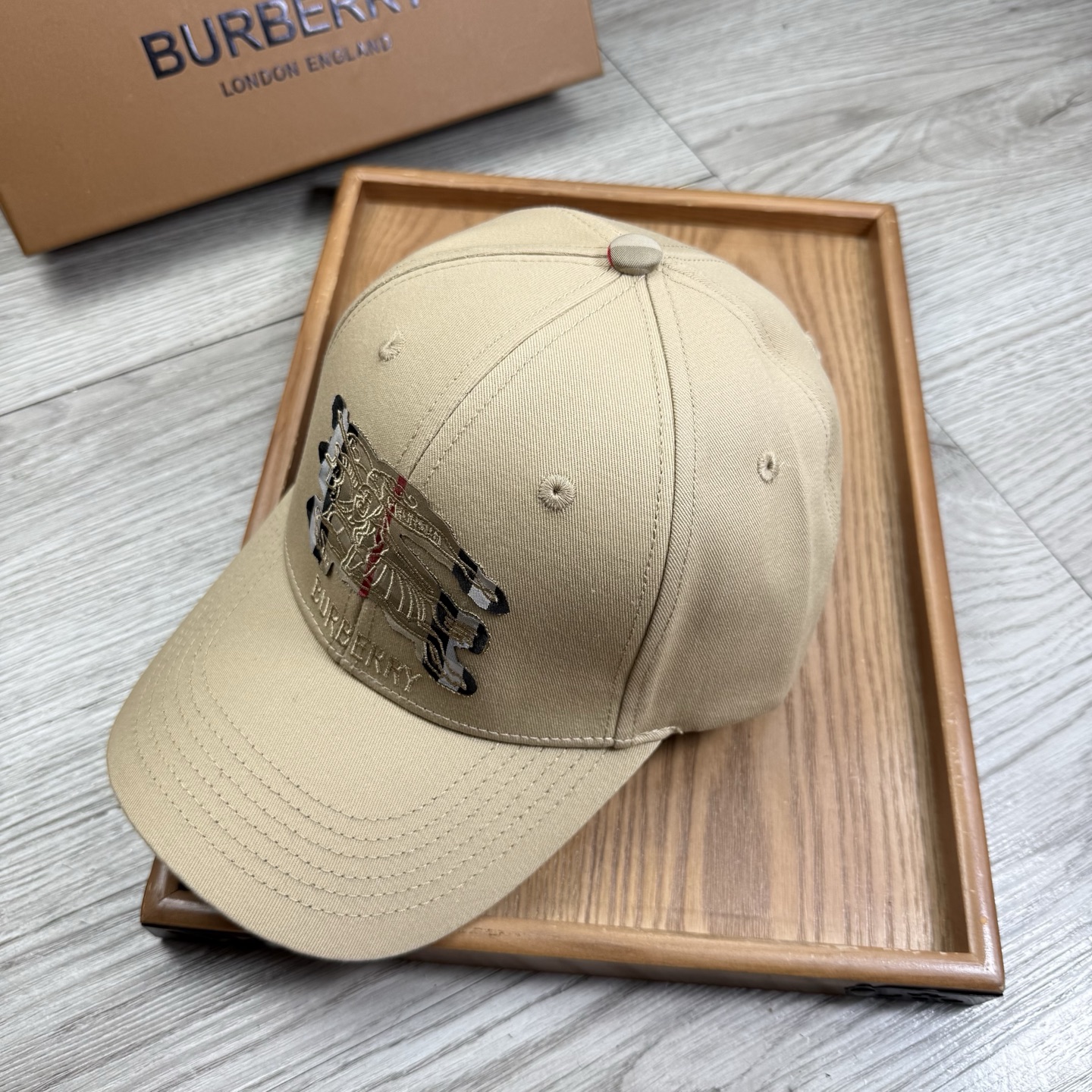 。B家。【配防尘袋】新品棒球帽！材质：纯棉！透气性好！春天挡风，夏天防晒必备单品！颜色大气！款式新颖别致