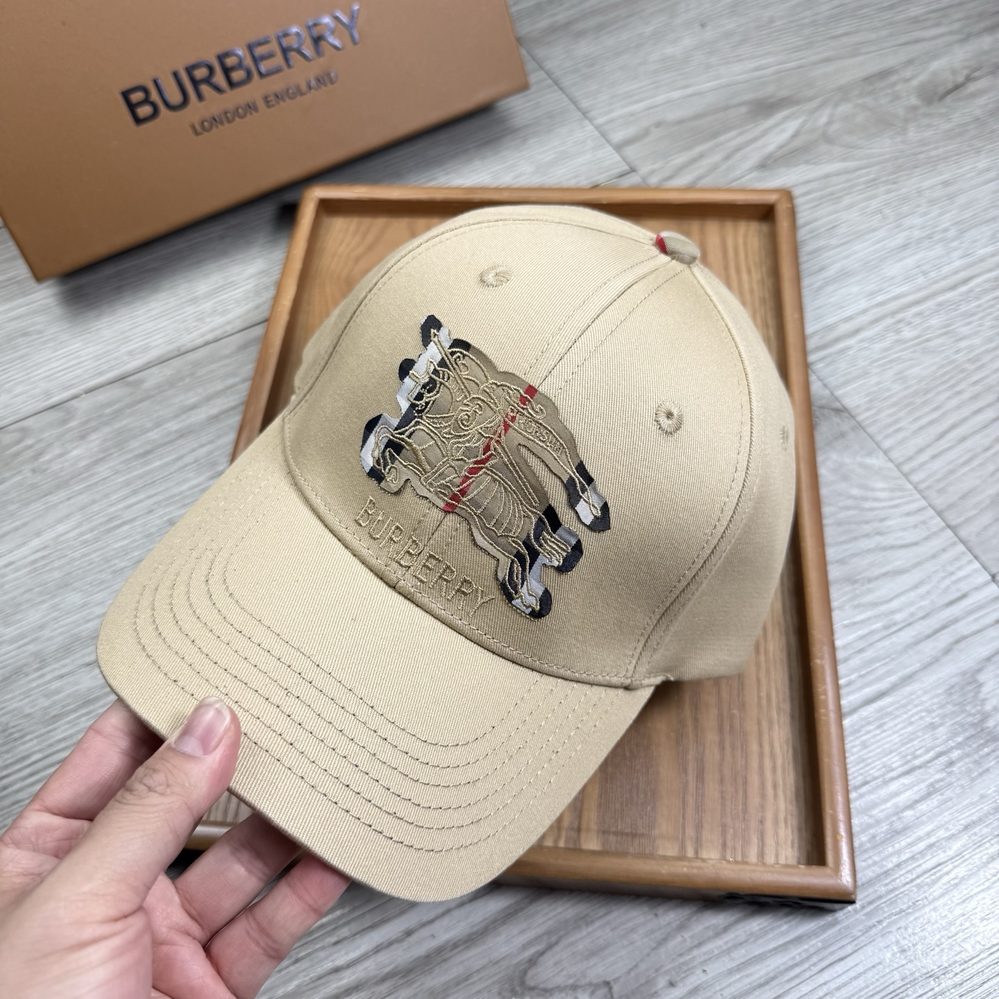 。B家。【配防尘袋】新品棒球帽！材质：纯棉！透气性好！春天挡风，夏天防晒必备单品！颜色大气！款式新颖别致