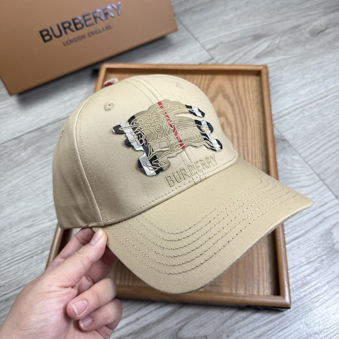 。B家。【配防尘袋】新品棒球帽！材质：纯棉！透气性好！春天挡风，夏天防晒必备单品！颜色大气！款式新颖别致